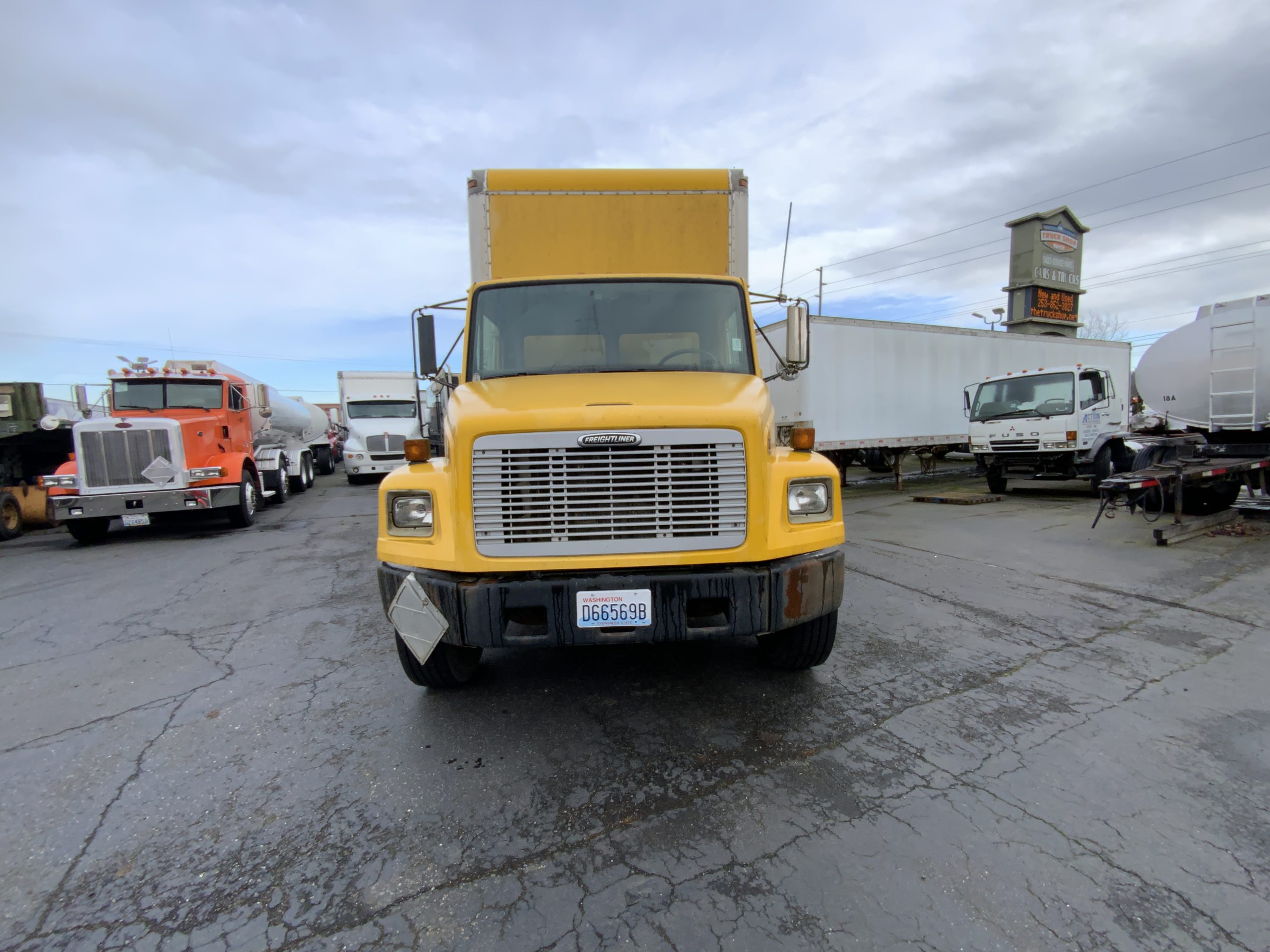 2000 FREIGHTLINER FL70 IMG_4203-1-scaled