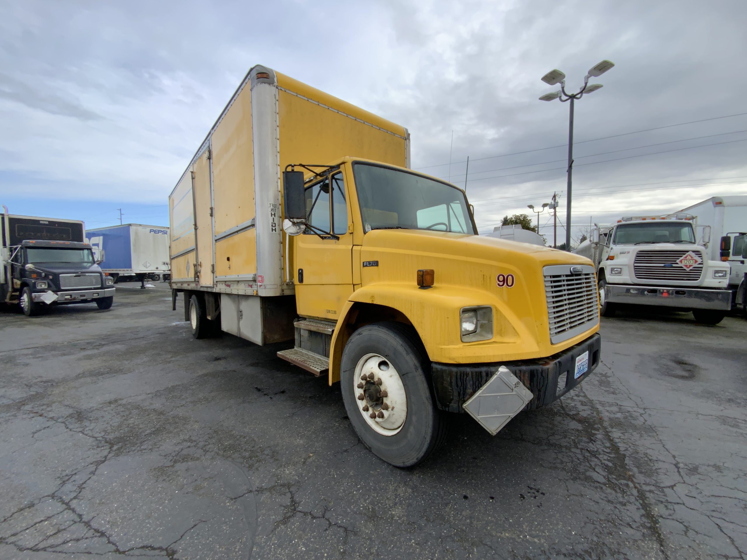 2000 FREIGHTLINER FL70 IMG_4210-1-scaled