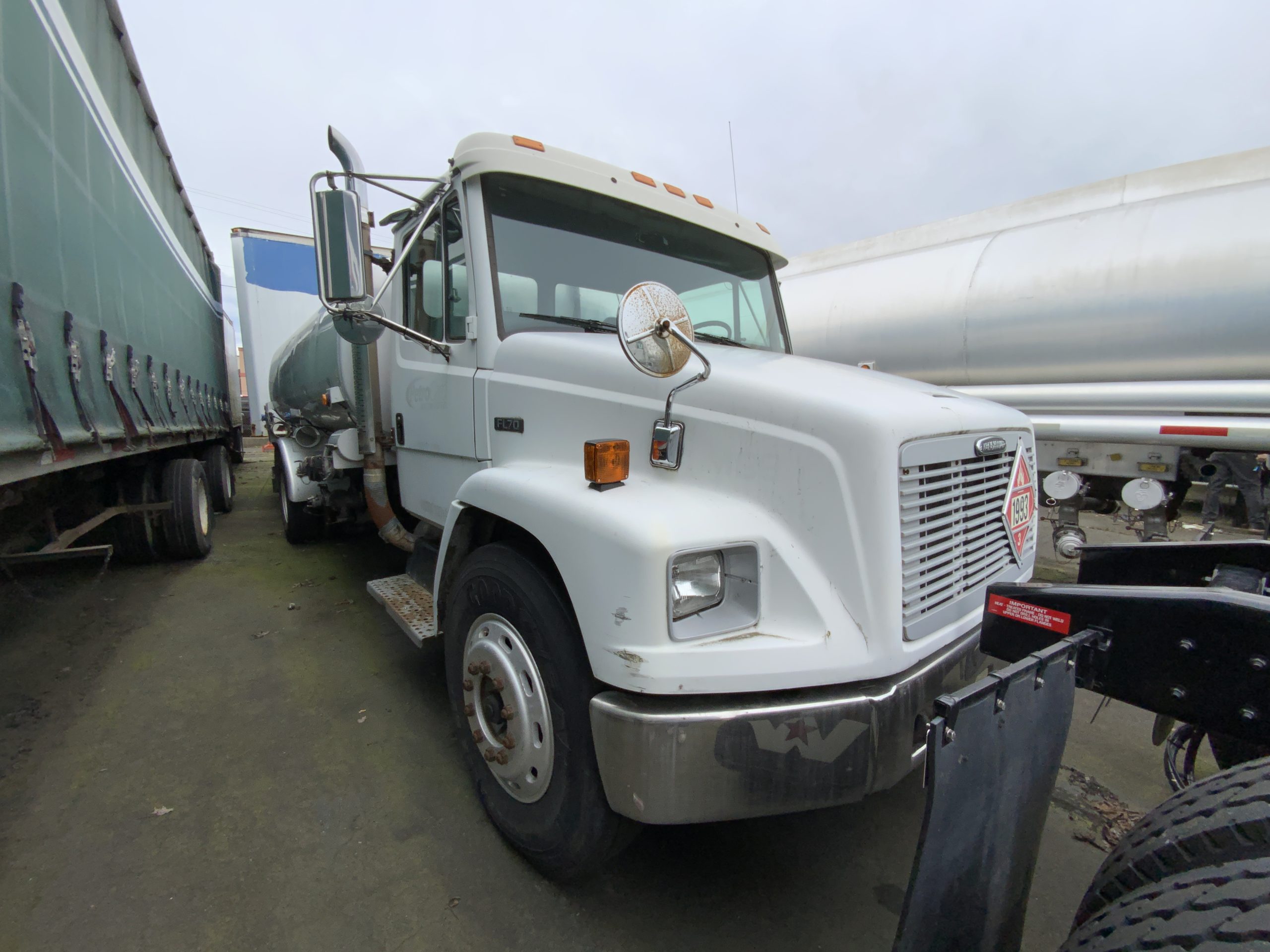 1998 FREIGHTLINER FL70 IMG_7827-scaled
