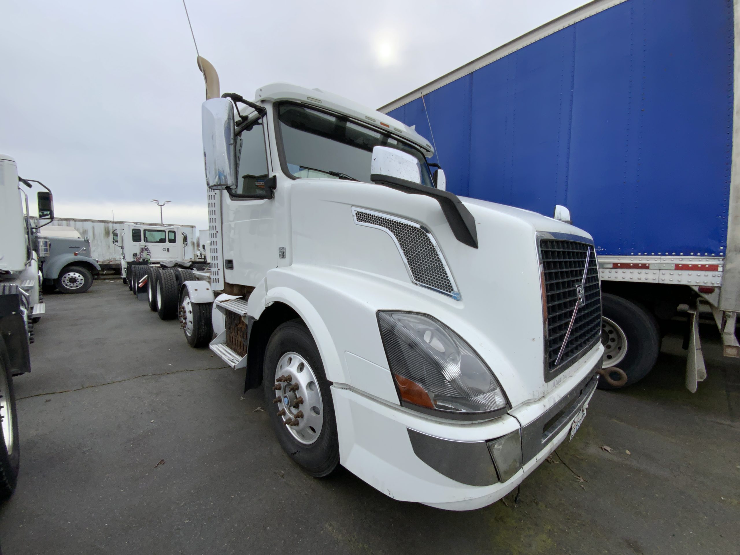 2017 VOLVO VNL64300 IMG_7839-scaled