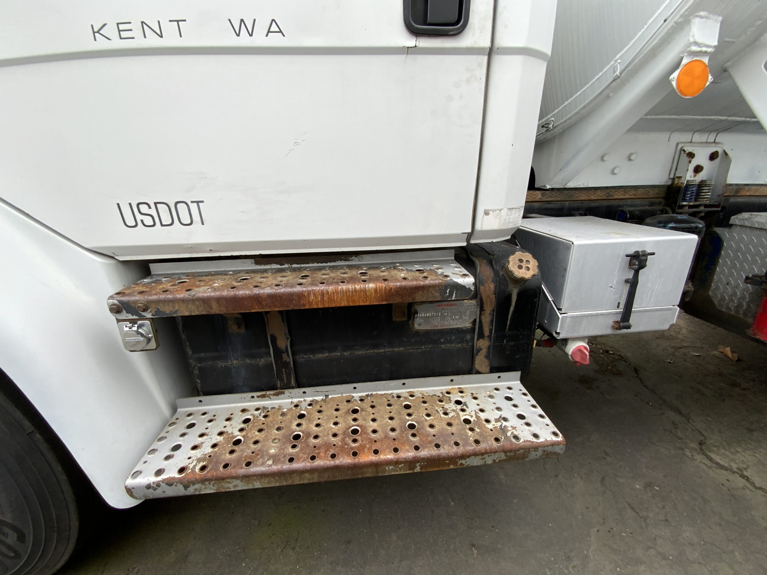 1996 FREIGHTLINER FL70 IMG_7855-scaled