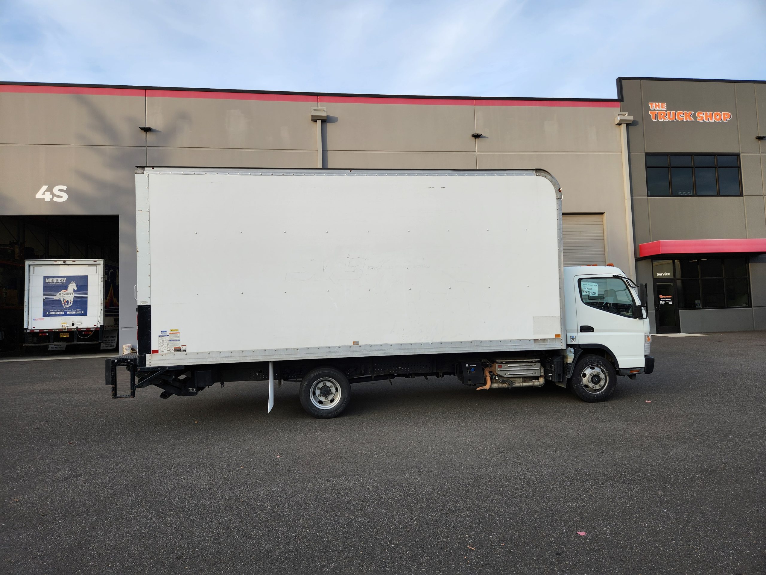 2018 MITSUBISHI FUSO FE180 - image 5 of 6