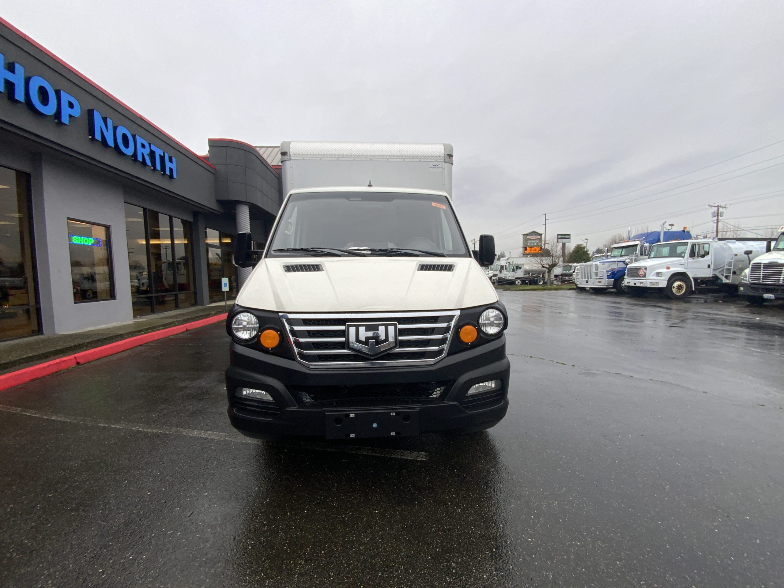 2022 WORKHORSE W4CC - image 3 of 6