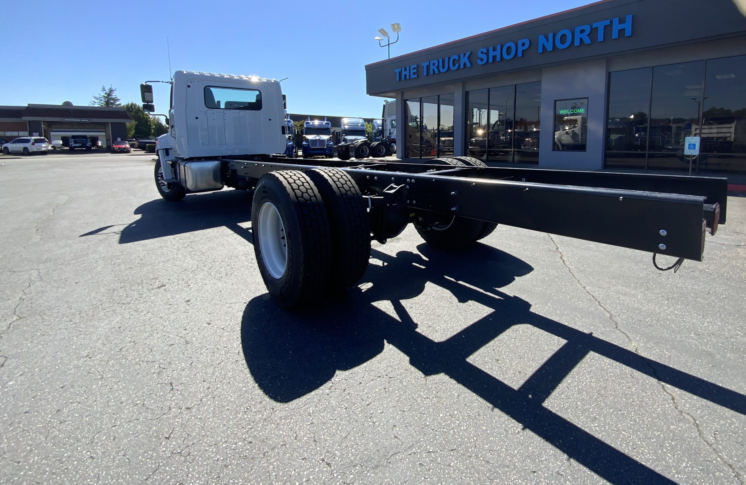 2025 HINO L6 - image 3 of 6