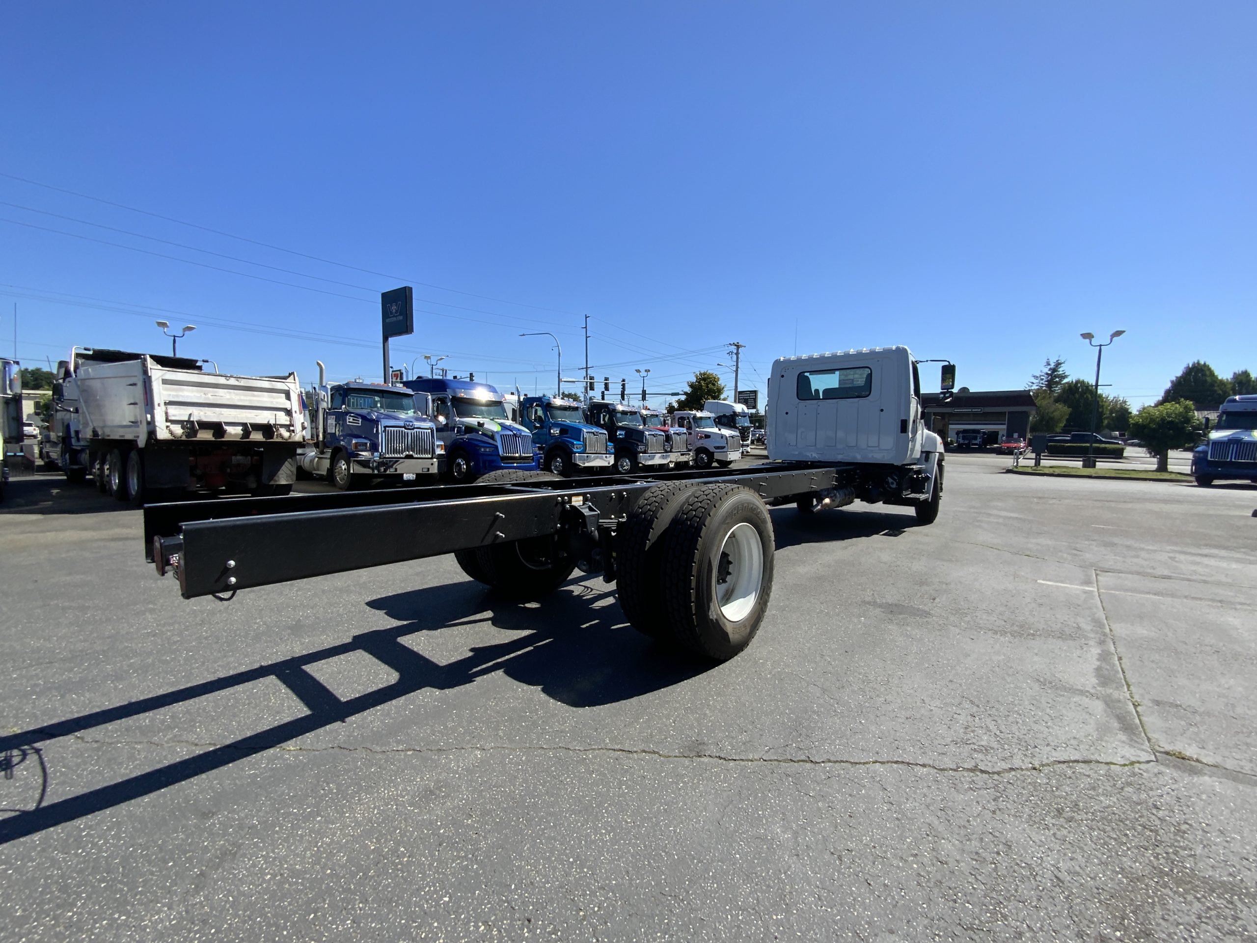 2025 HINO L6 - image 5 of 6
