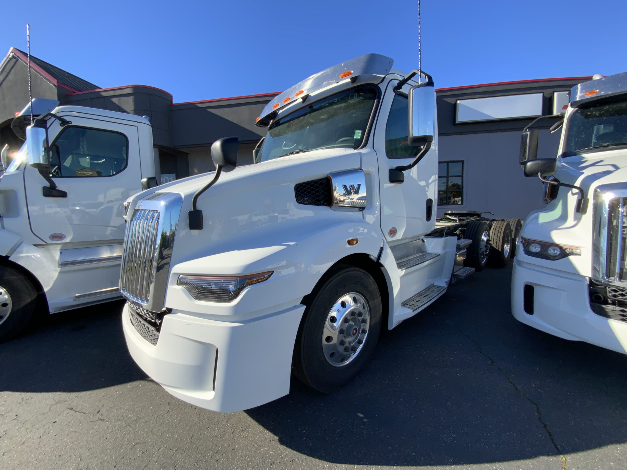 2025 WESTERN STAR 57X - image 1 of 6