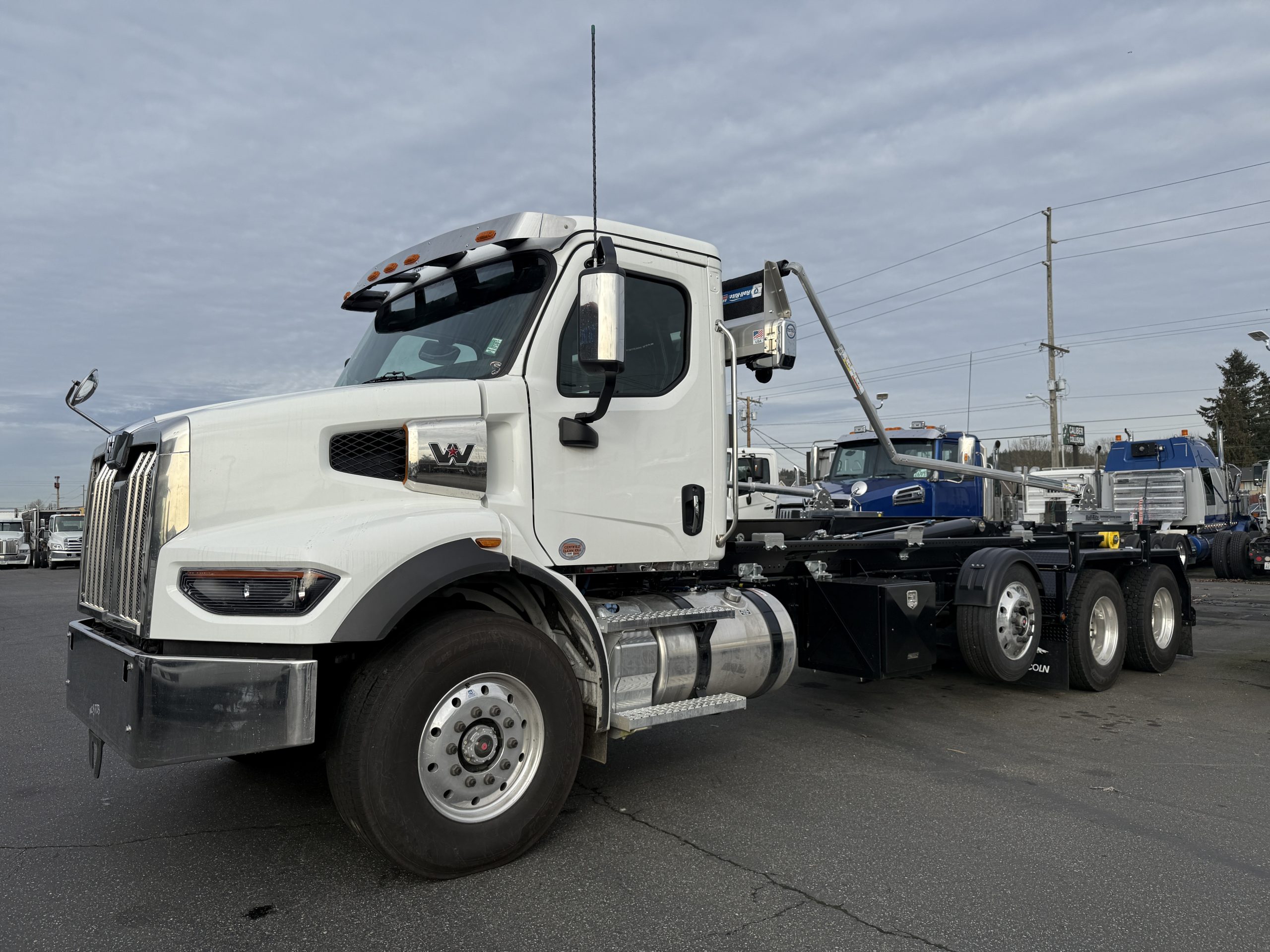 2025 WESTERN STAR 47X - image 1 of 6