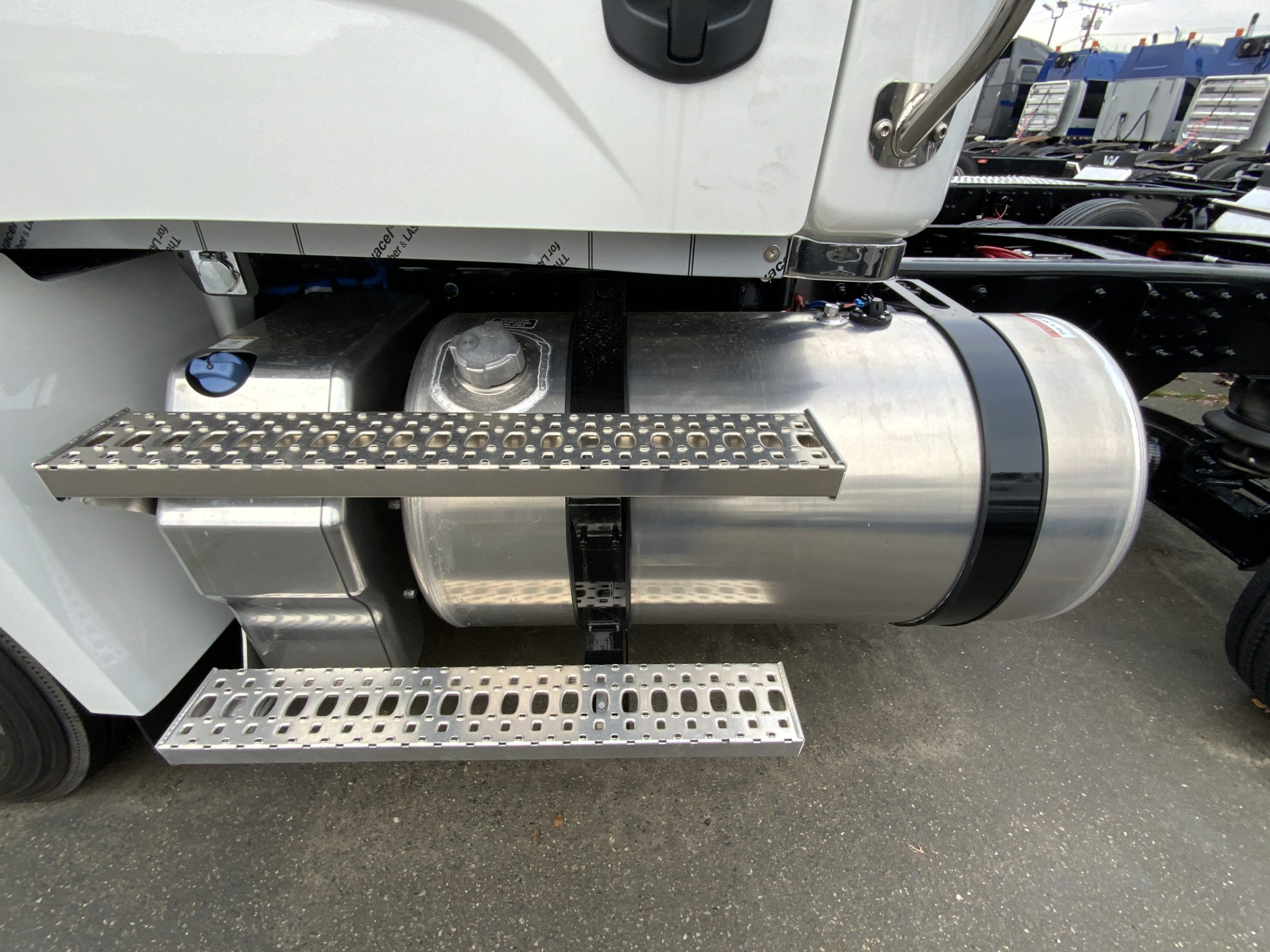 2025 WESTERN STAR 49X - image 2 of 6