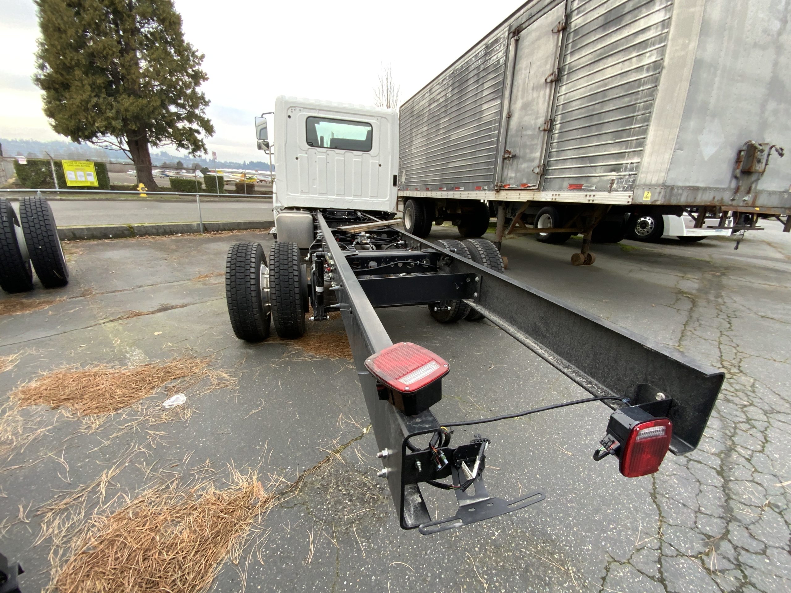 2025 HINO L6 - image 3 of 6