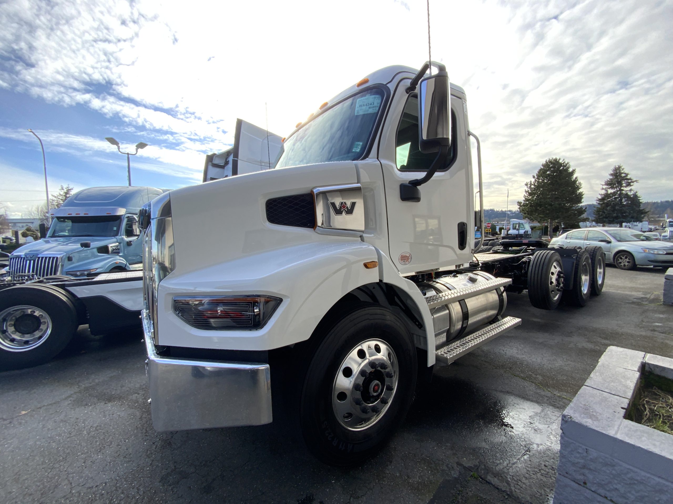 2025 WESTERN STAR 47X - image 1 of 6