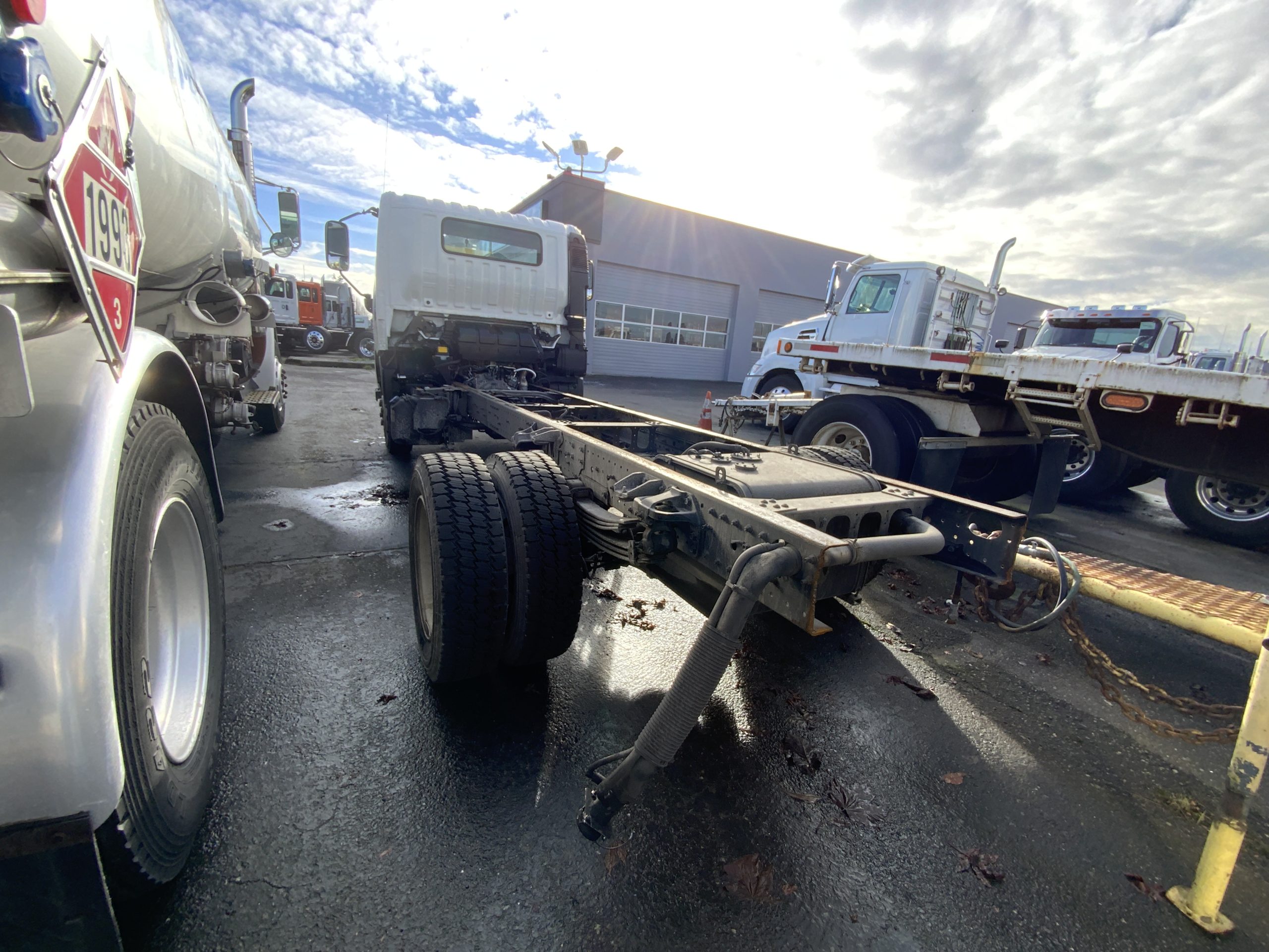 2019 HINO 195 - image 3 of 6
