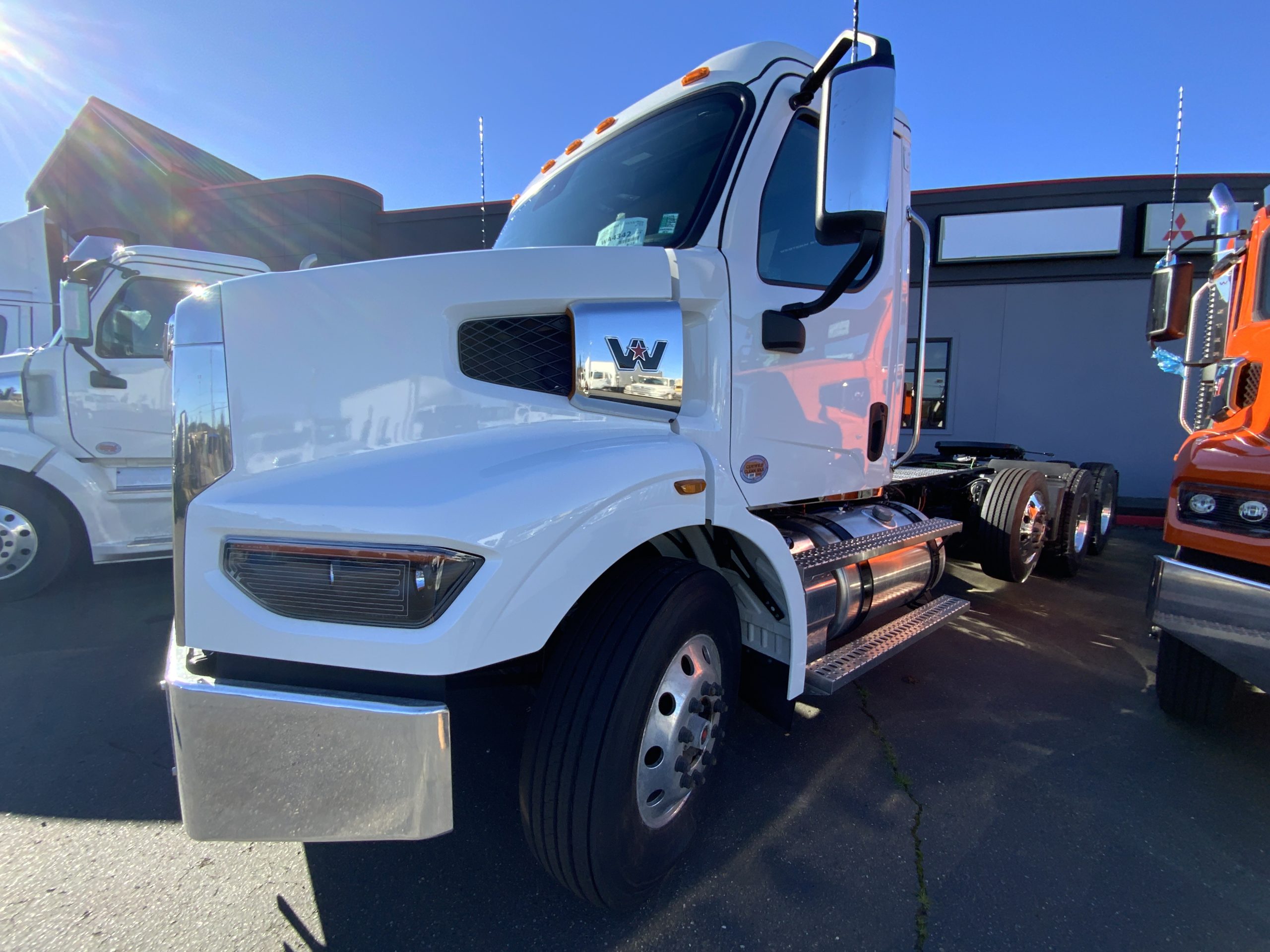 2025 WESTERN STAR 47X - image 1 of 6