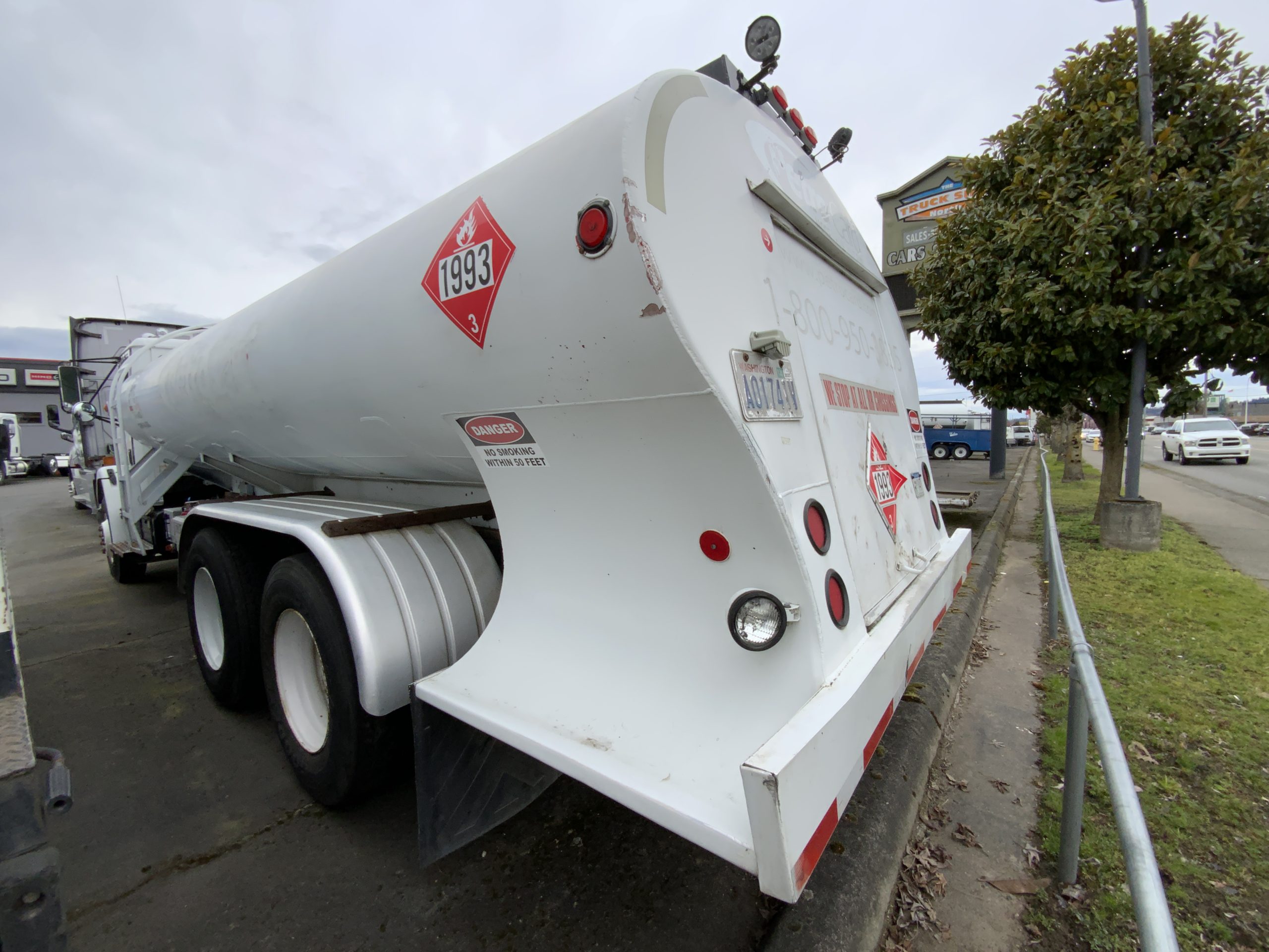 1996 FREIGHTLINER FL70 - image 3 of 6