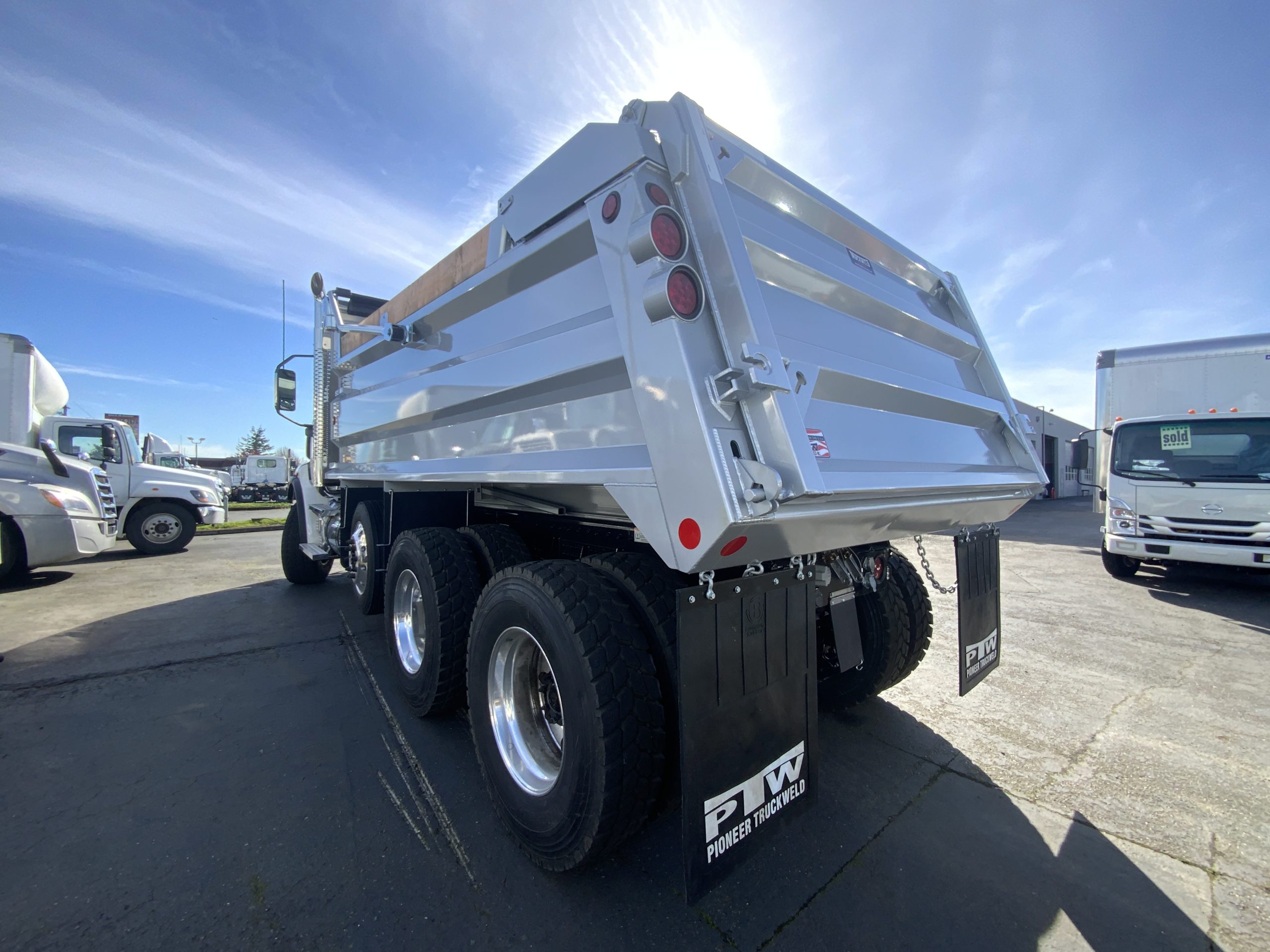 2025 WESTERN STAR 47X - image 3 of 6
