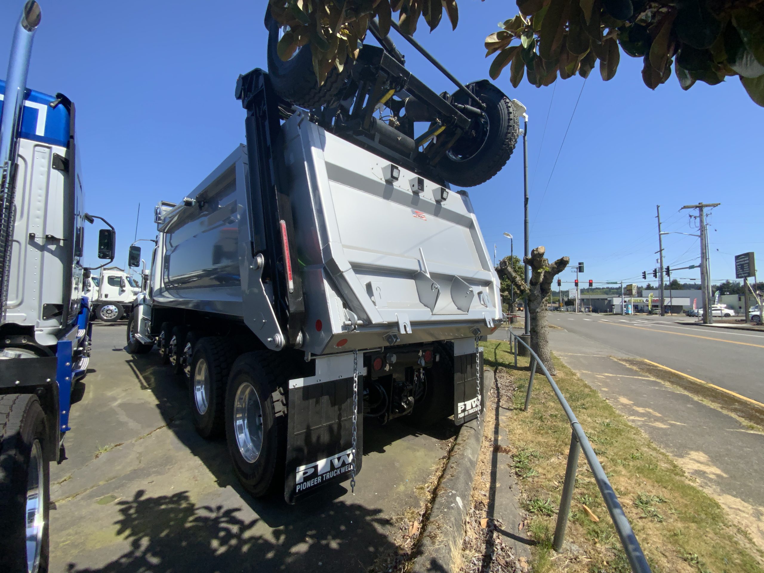 2025 WESTERN STAR 47X - image 2 of 6