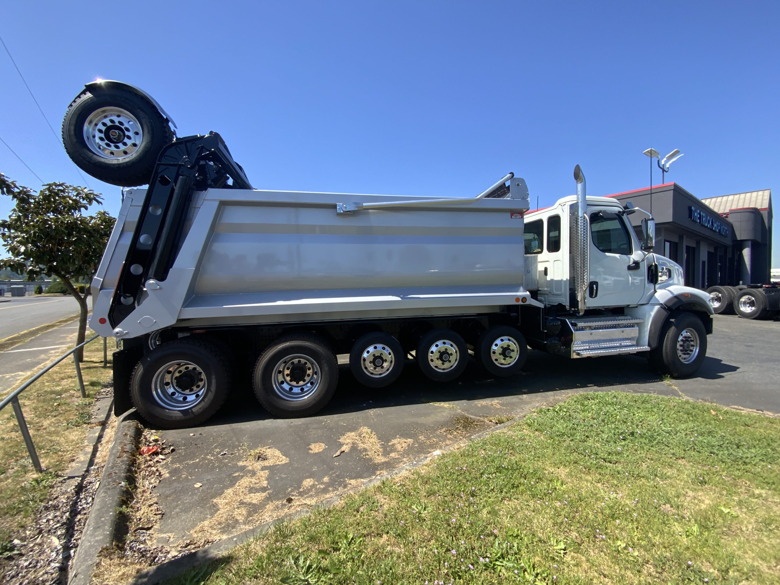 2025 WESTERN STAR 47X - image 3 of 6