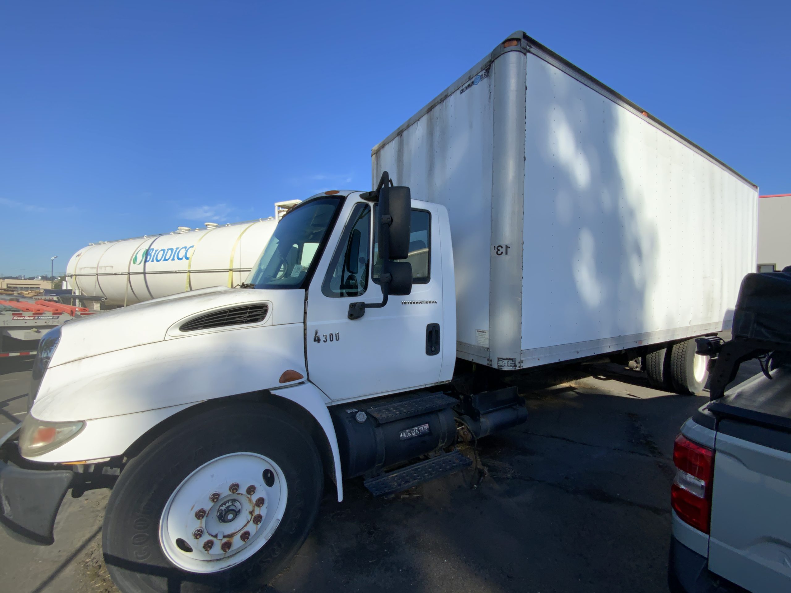 2005 INTERNATIONAL DURASTAR 4300 - image 2 of 6