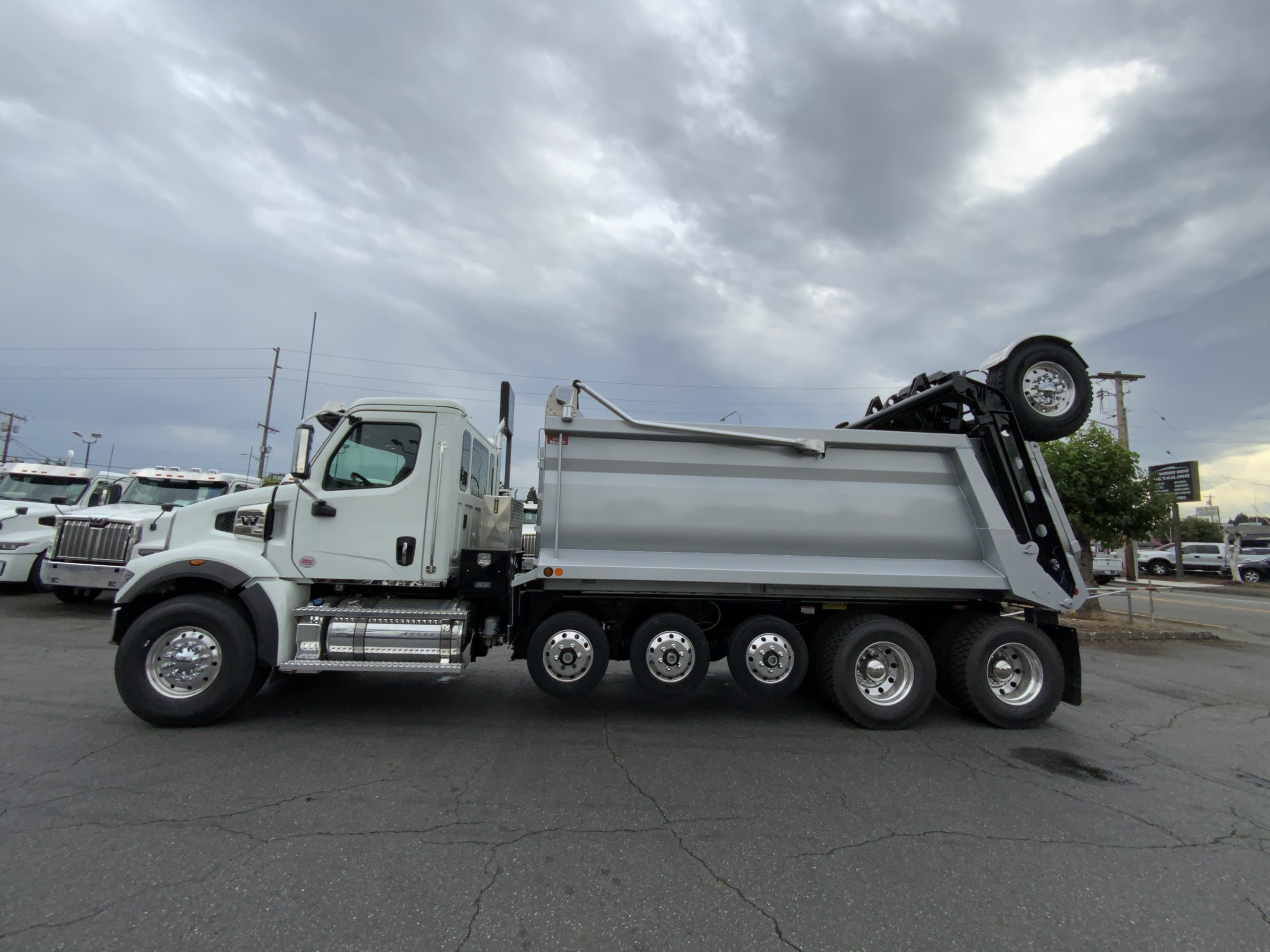 2025 WESTERN STAR 47X 2025 WESTERN STAR 47X - image 3 of 6