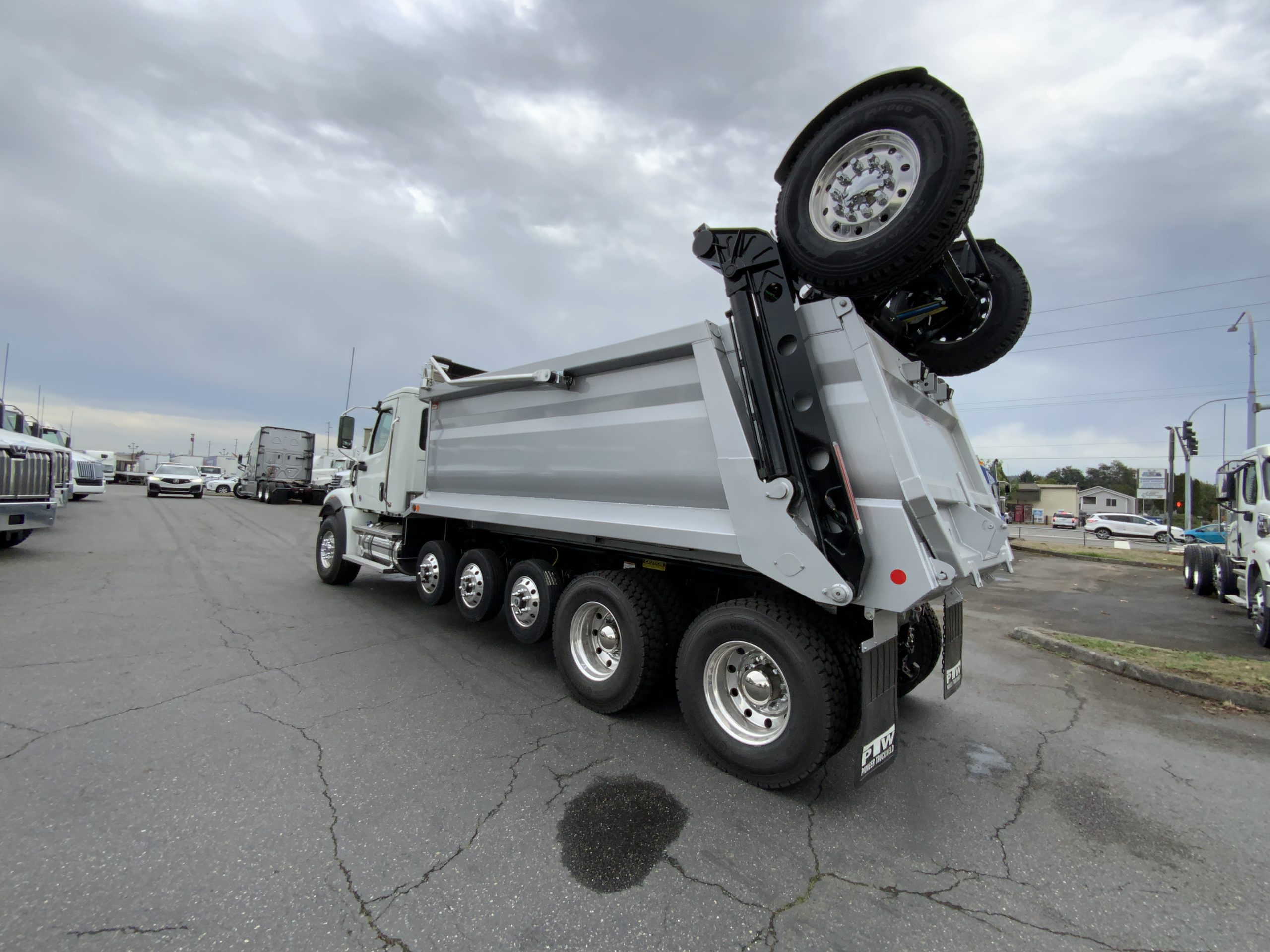 2025 WESTERN STAR 47X 2025 WESTERN STAR 47X - image 4 of 6