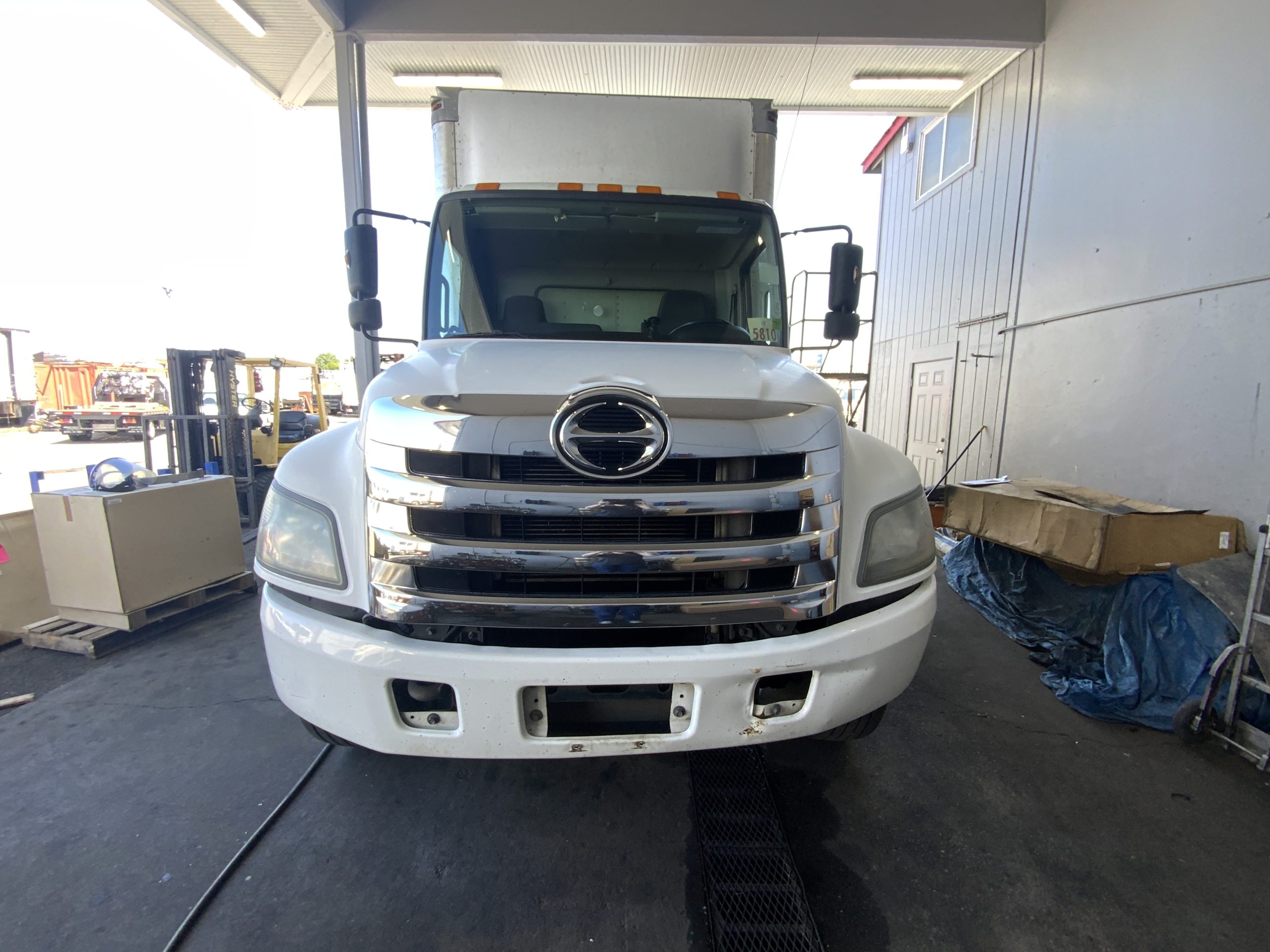 2016 HINO 268A - image 2 of 6