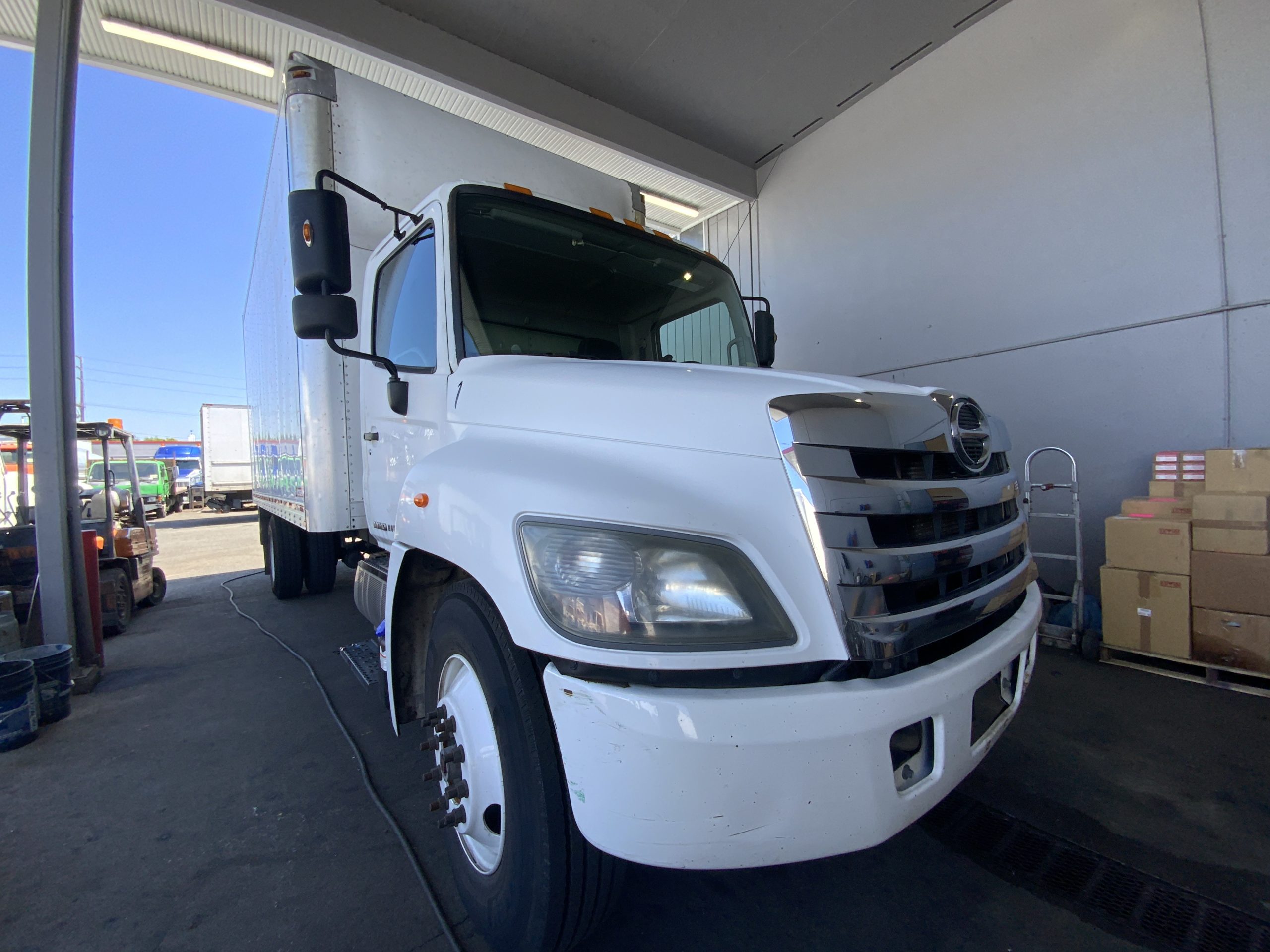 2016 HINO 268A - image 3 of 6