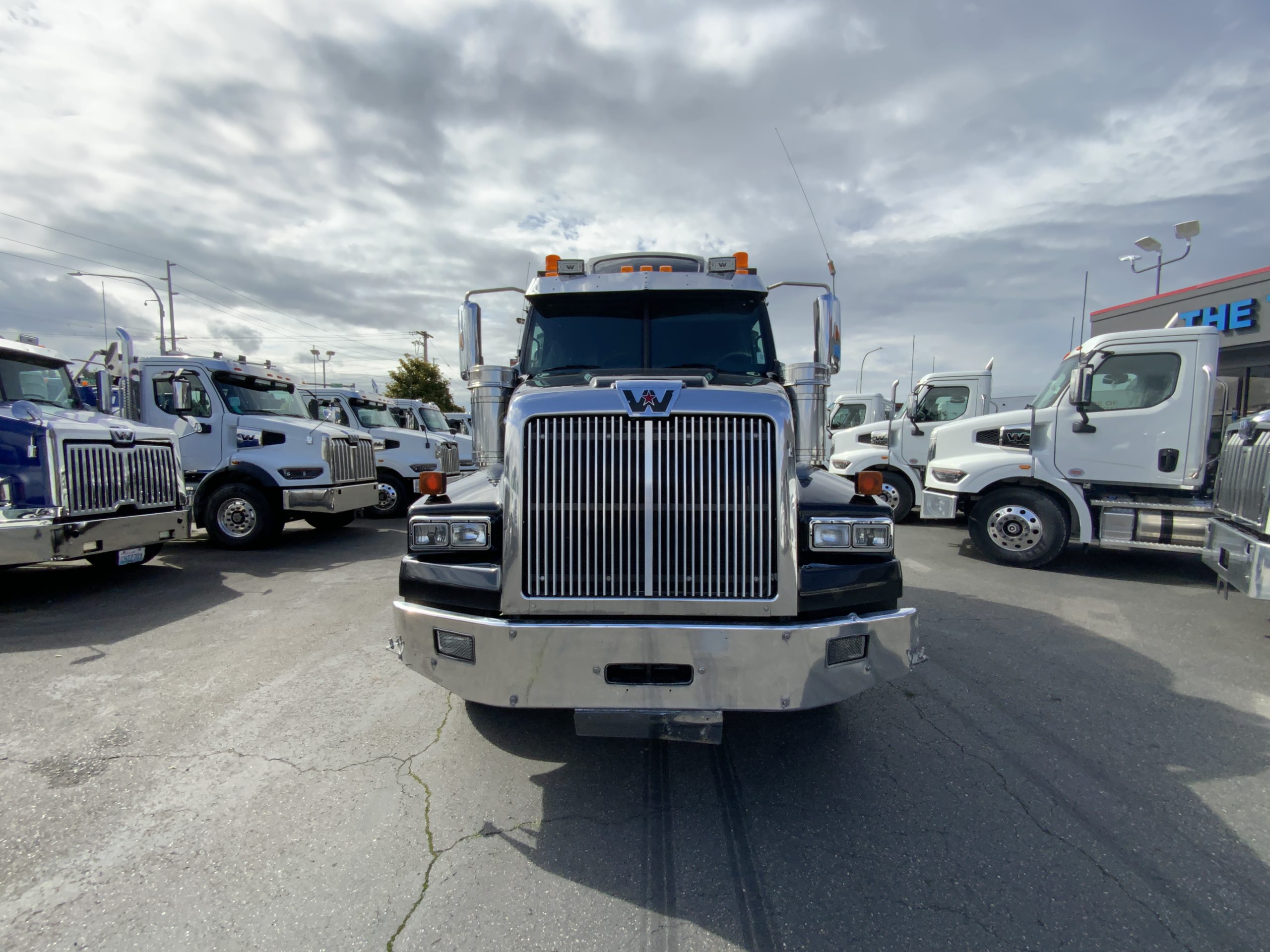 2019 WESTERN STAR 4900 - image 2 of 6
