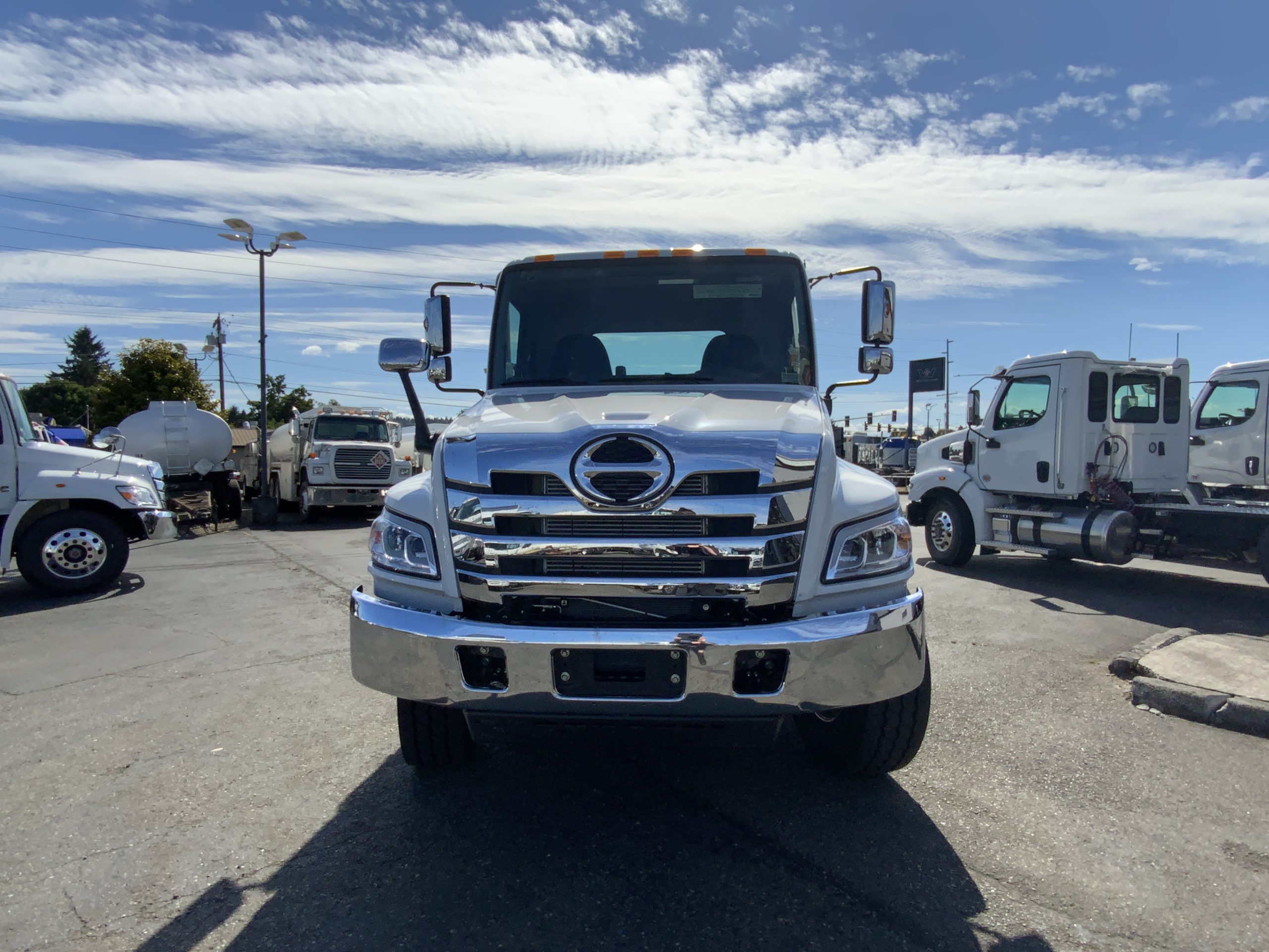 2026 HINO XL8 - image 2 of 6