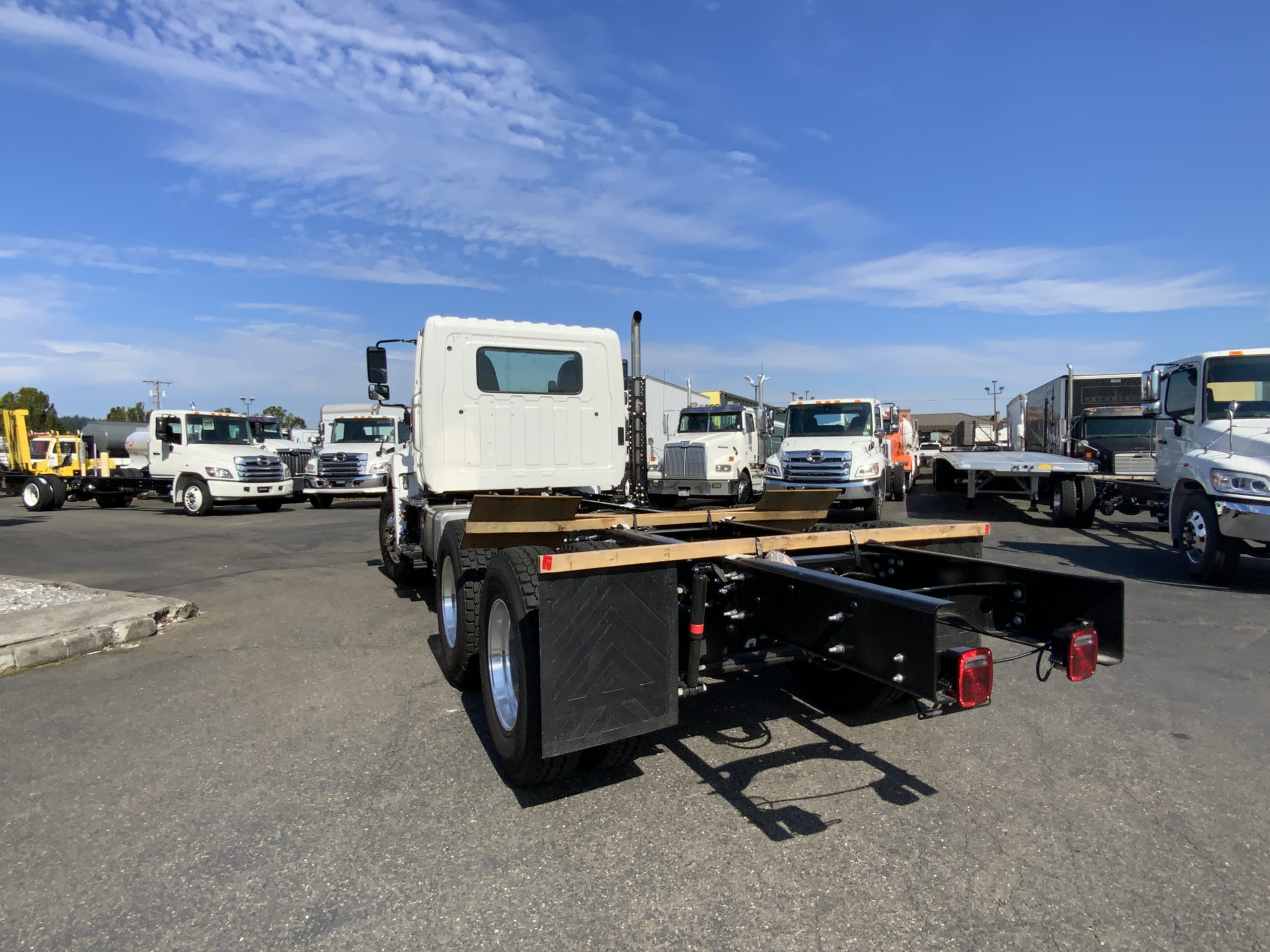 2026 HINO XL8 - image 4 of 6