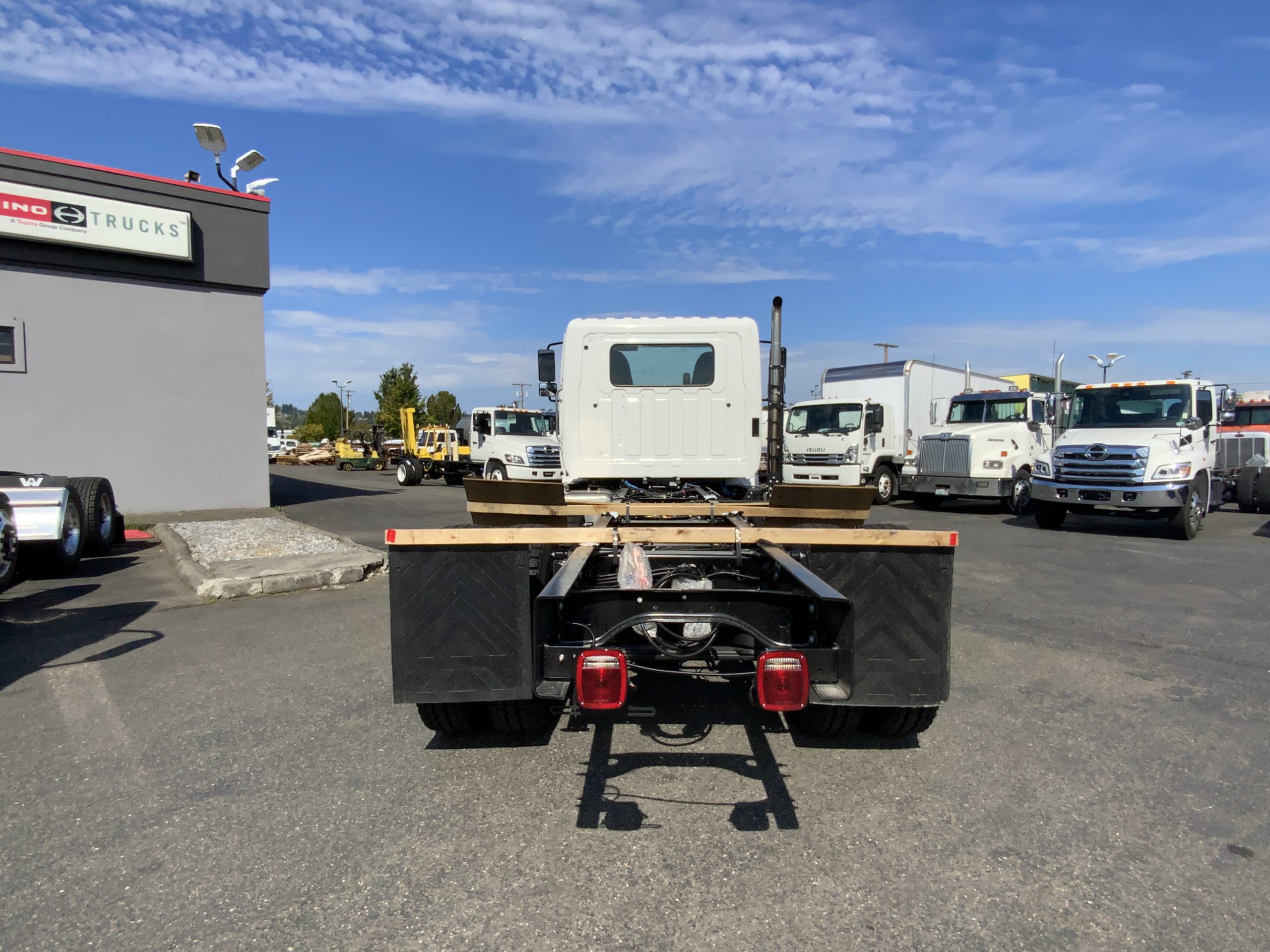 2026 HINO XL8 - image 5 of 6