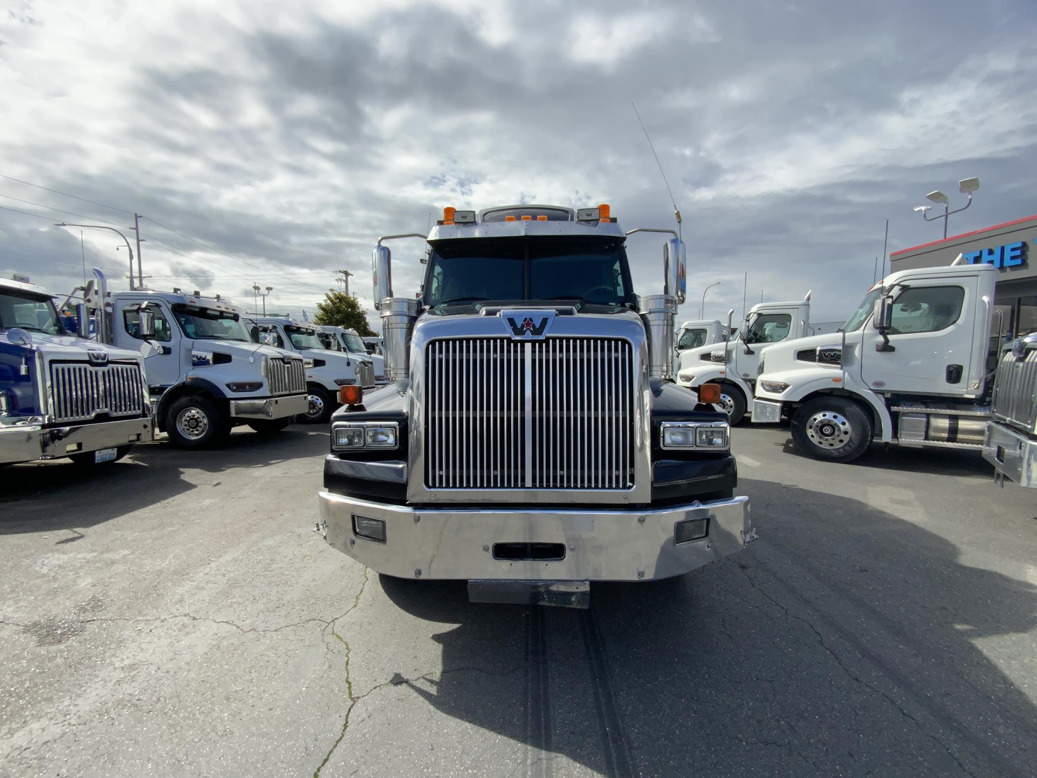 2019 WESTERN STAR 4900 - image 2 of 6