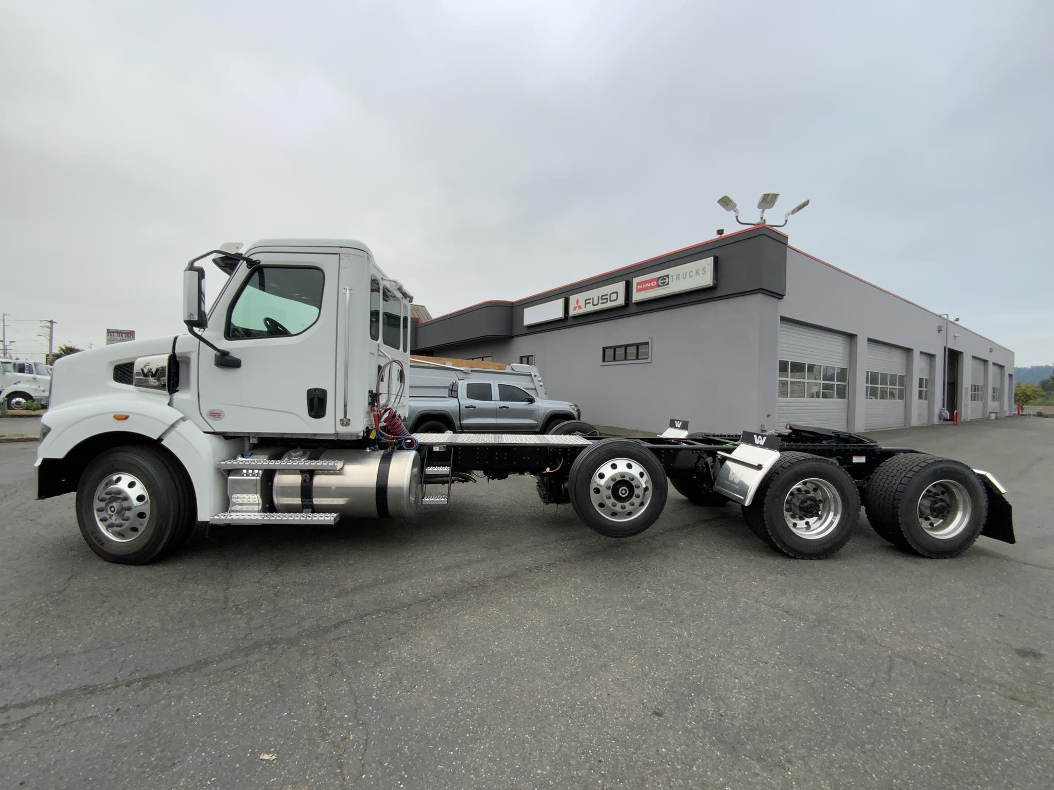 2025 WESTERN STAR 49X - image 3 of 6