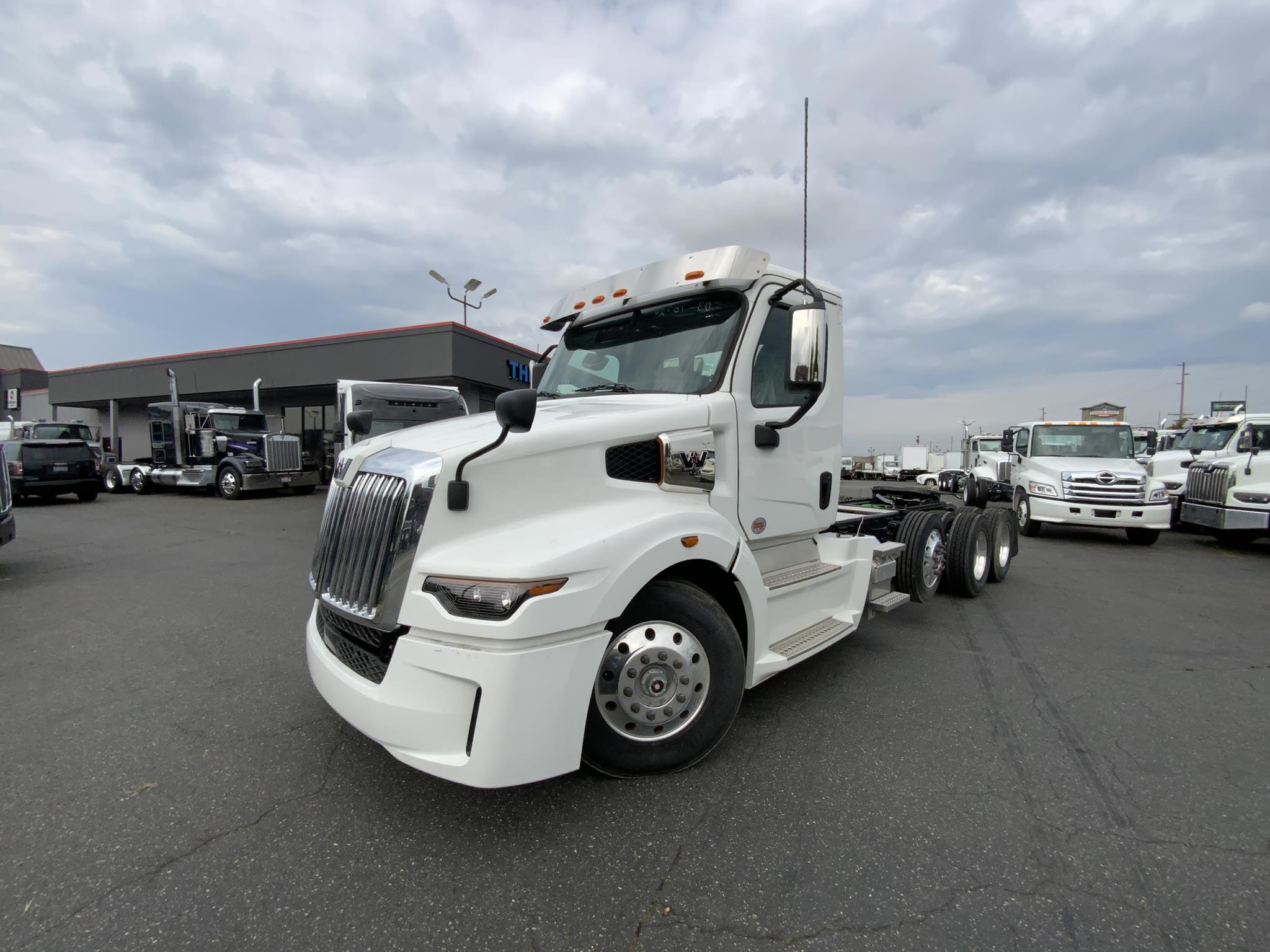 2025 WESTERN STAR 57X - image 1 of 6