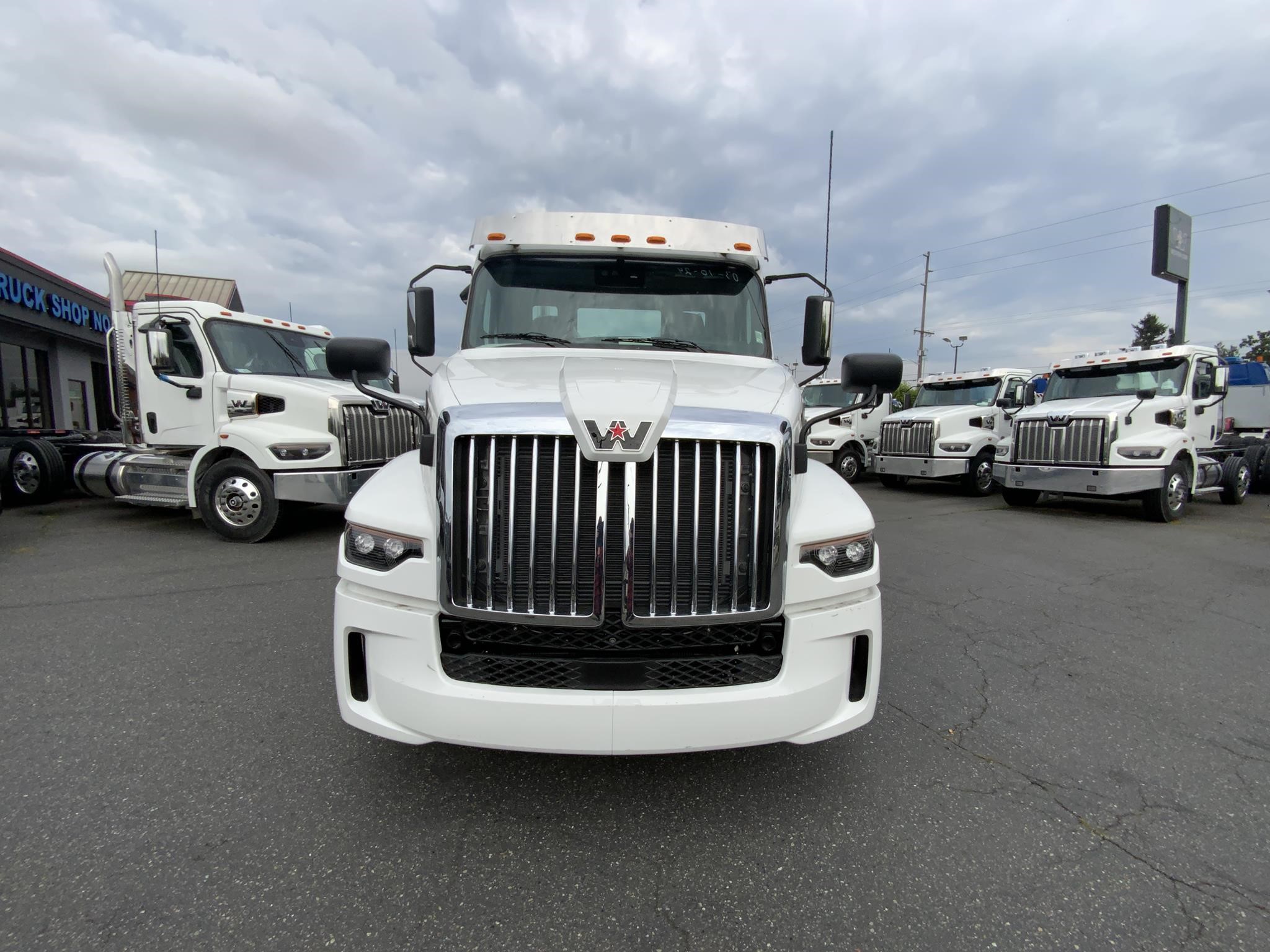 2025 WESTERN STAR 57X - image 2 of 6