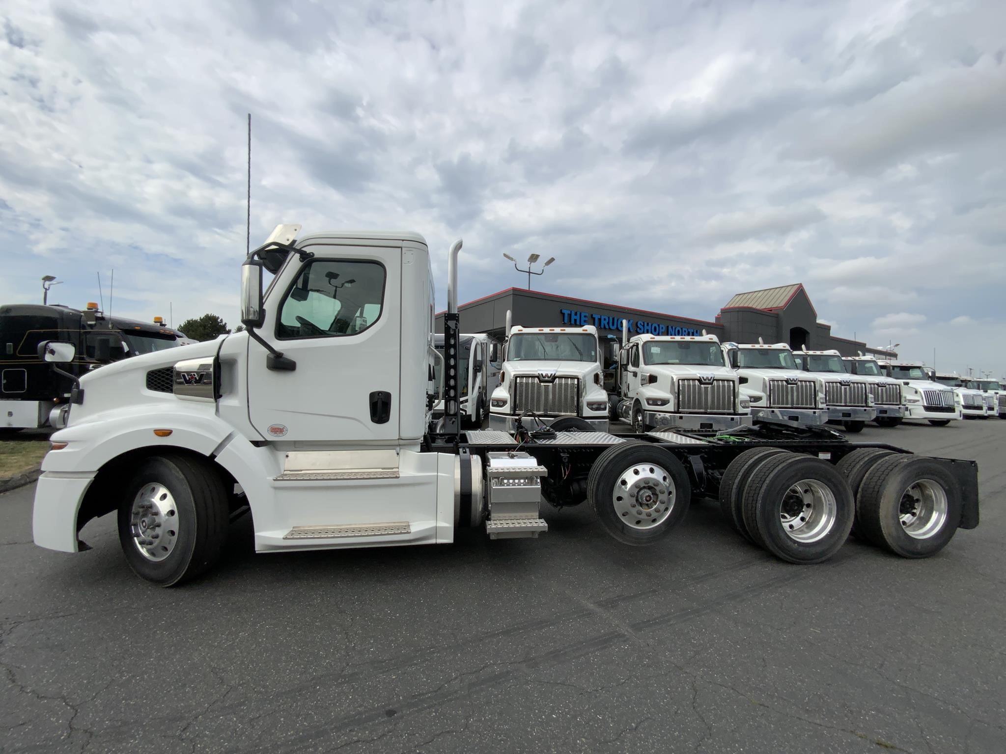 2025 WESTERN STAR 57X - image 3 of 6