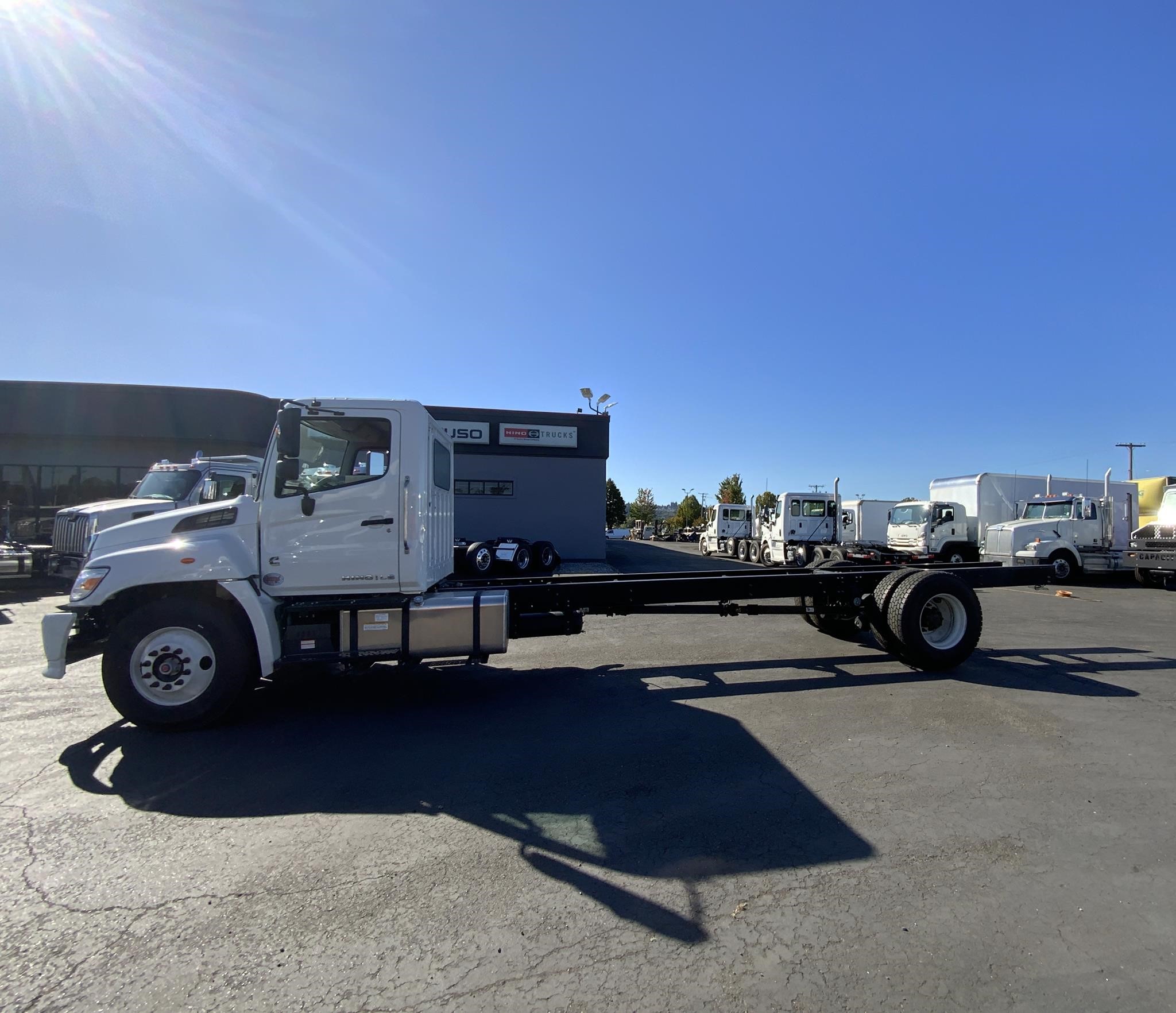 2025 HINO L6 - image 3 of 6