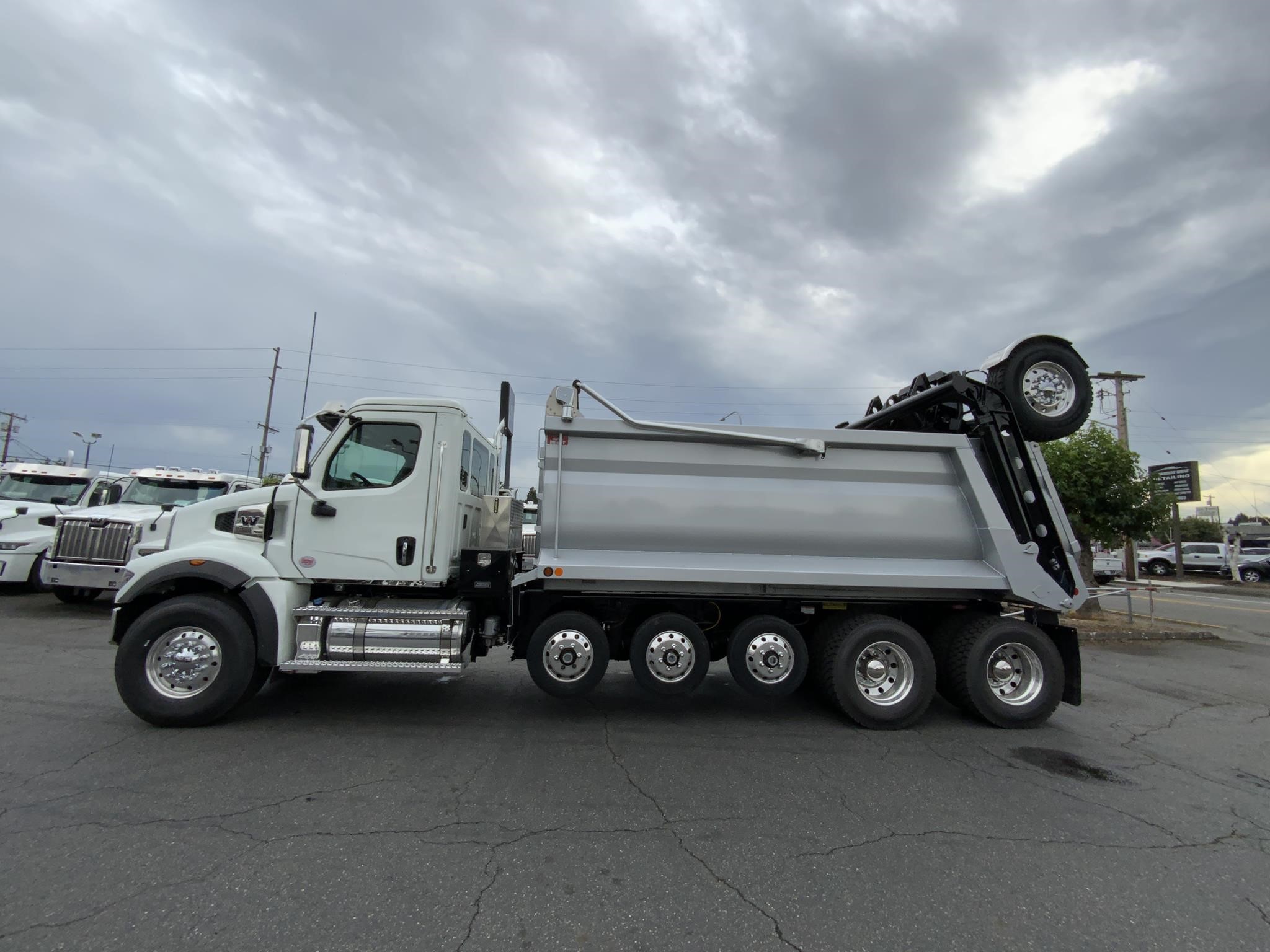 2025 WESTERN STAR 47X 2025 WESTERN STAR 47X - image 3 of 6