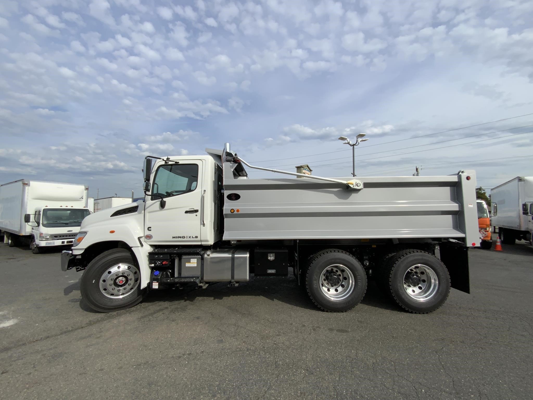 2026 HINO XL8 - image 3 of 6