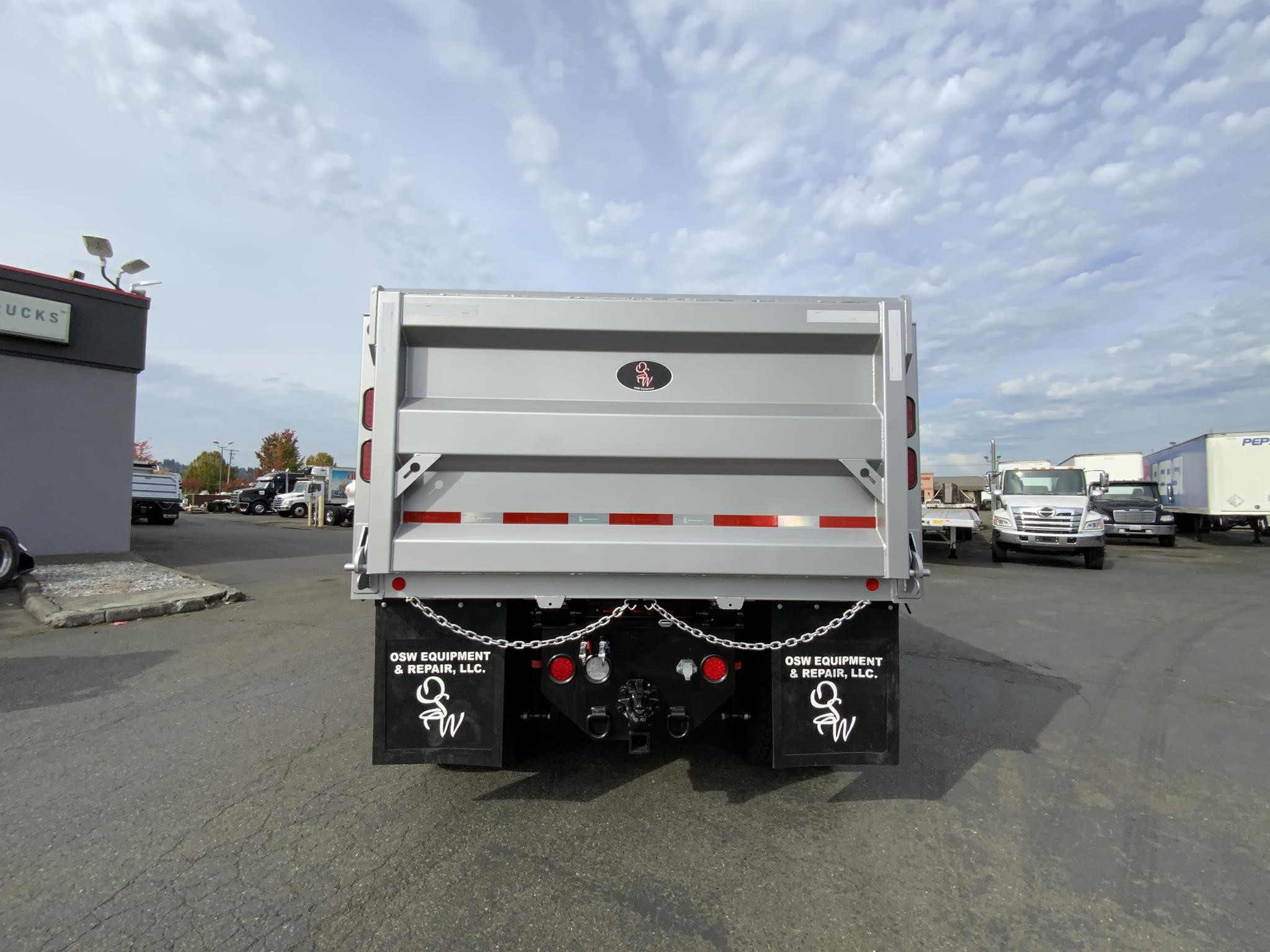 2026 HINO XL8 - image 5 of 6