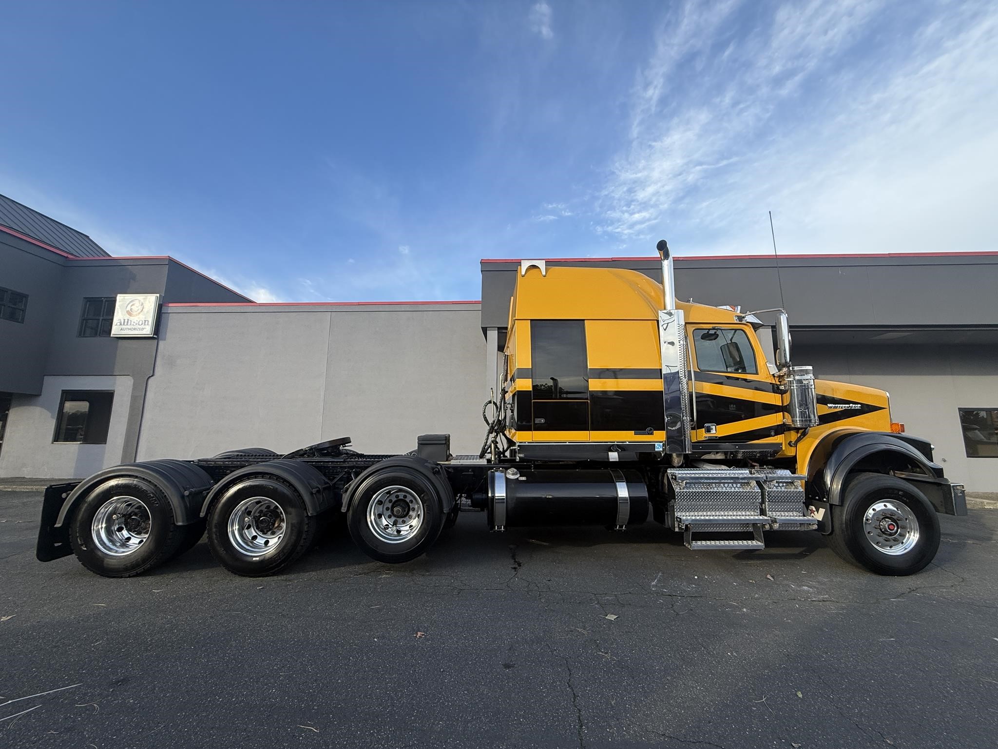 2021 WESTERN STAR 4900FA - image 2 of 6