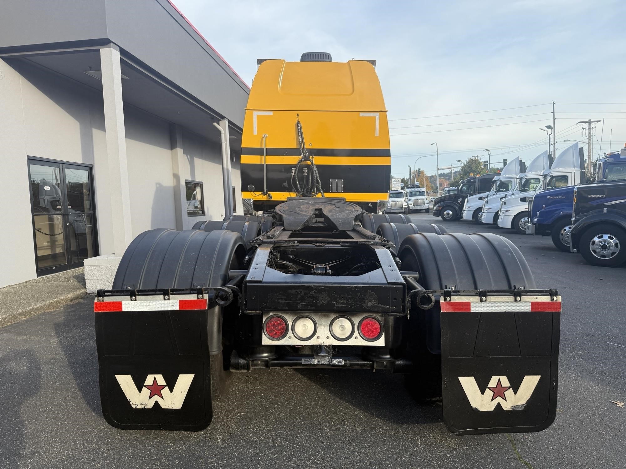 2021 WESTERN STAR 4900FA - image 3 of 6