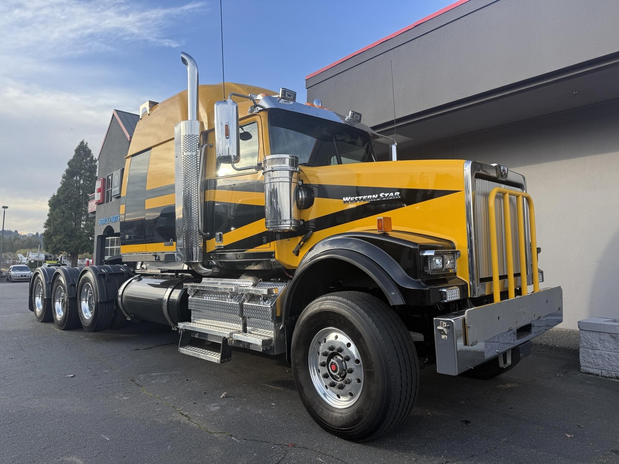 2021 WESTERN STAR 4900FA - image 1 of 6