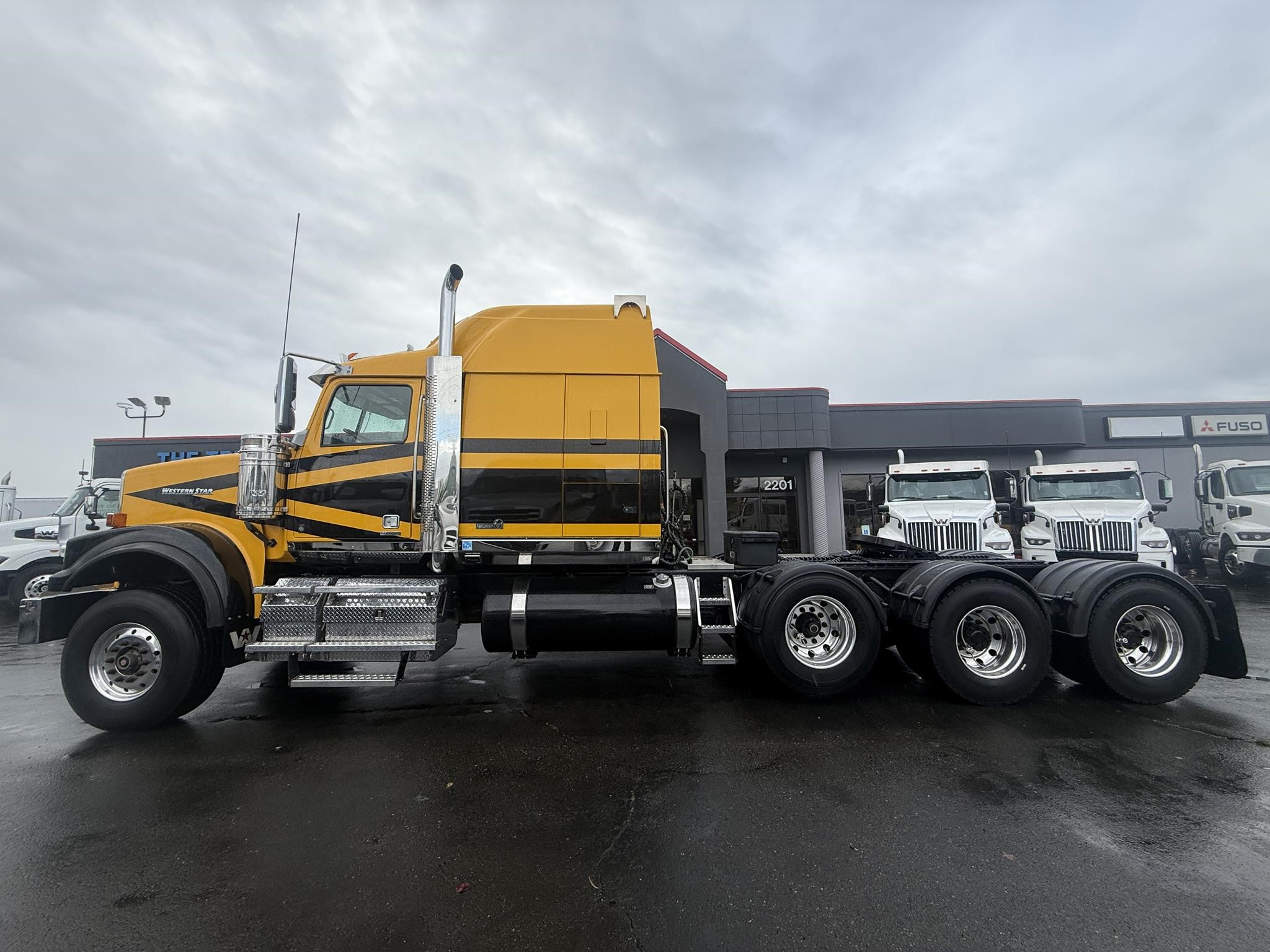 2021 WESTERN STAR 4900FA - image 5 of 6