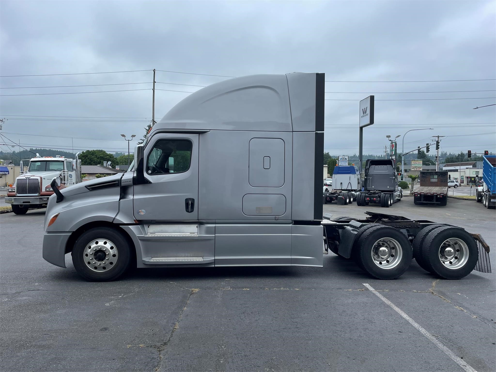 2019 FREIGHTLINER CASCADIA 126 - image 2 of 6