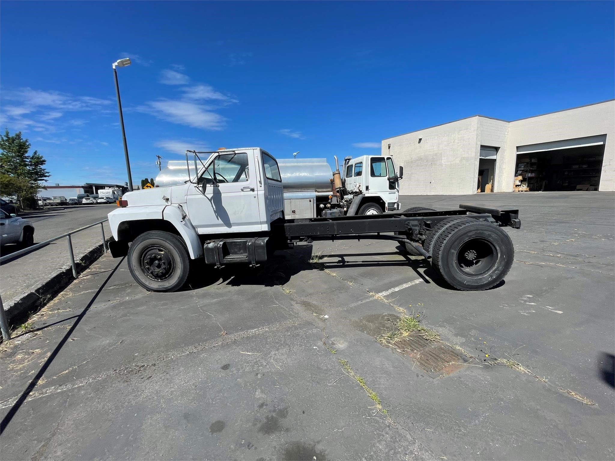 1985 FORD F800 - image 2 of 6