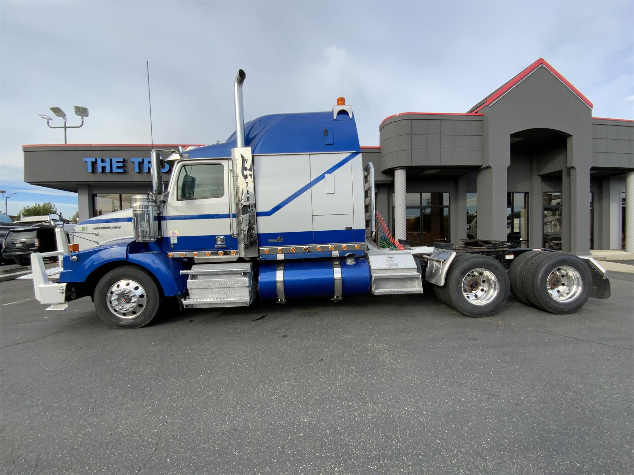 2020 WESTERN STAR 4900 - image 2 of 6