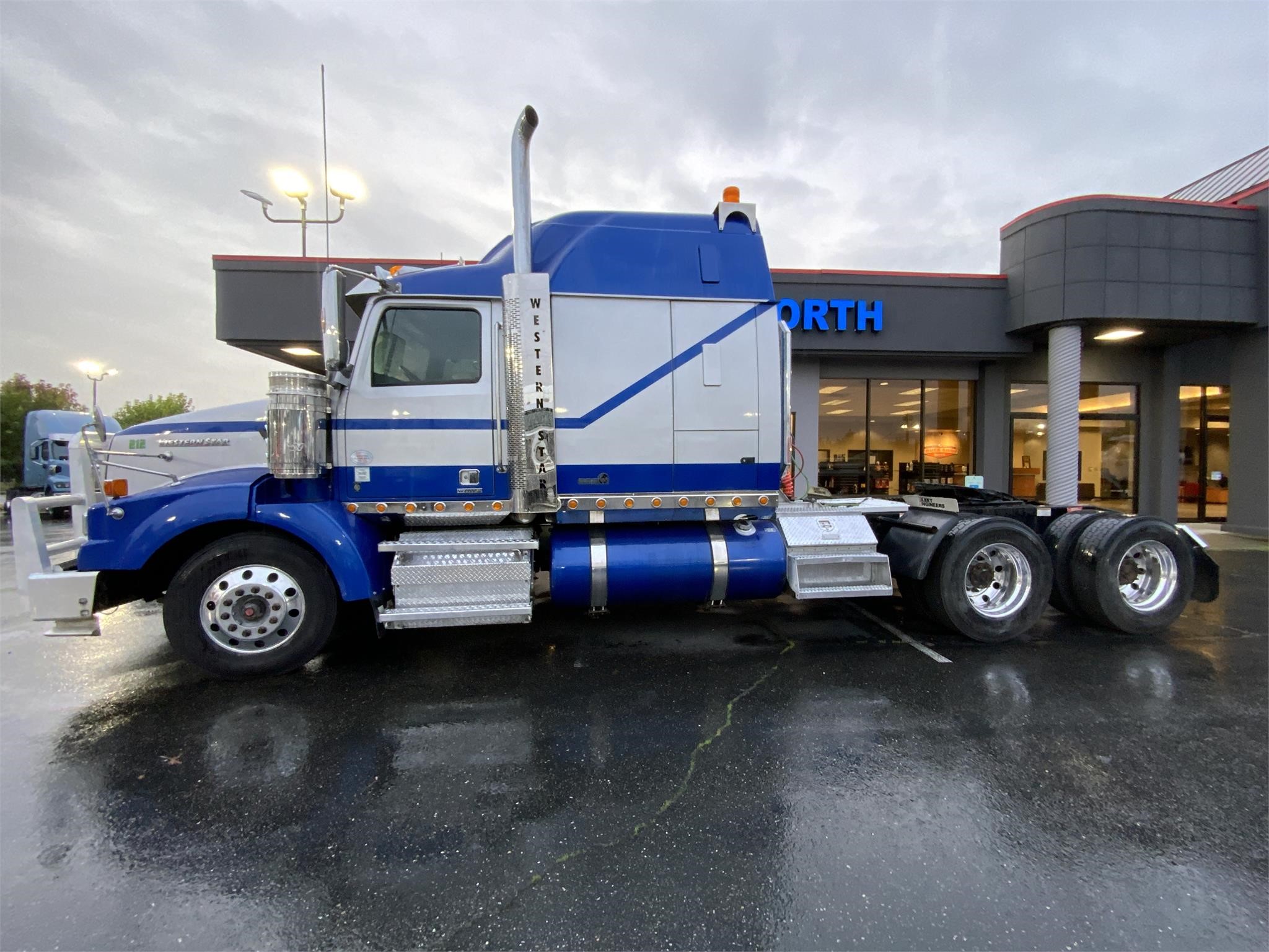 2020 WESTERN STAR 4900 - image 2 of 6