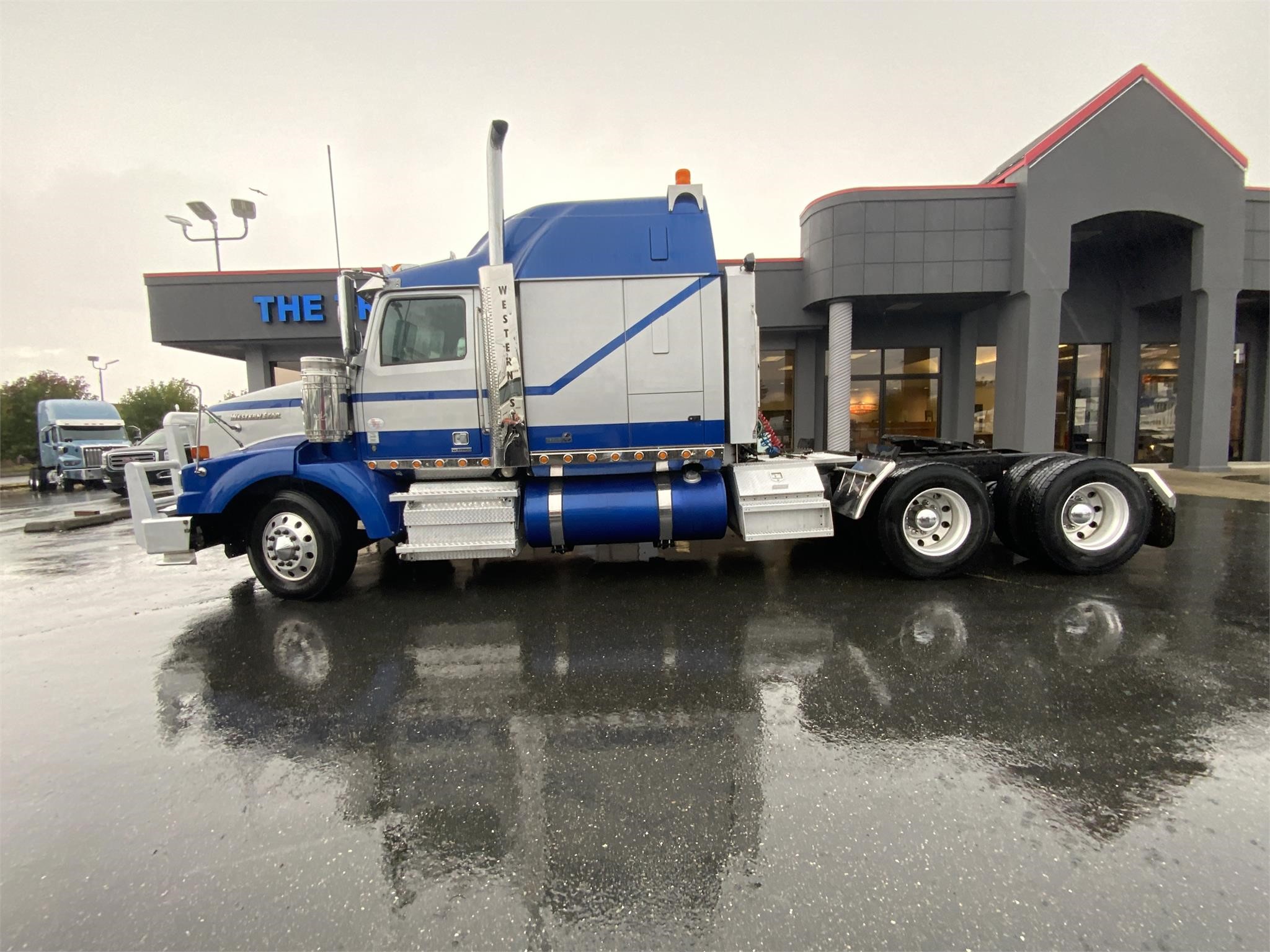 2020 WESTERN STAR 4900 - image 2 of 6