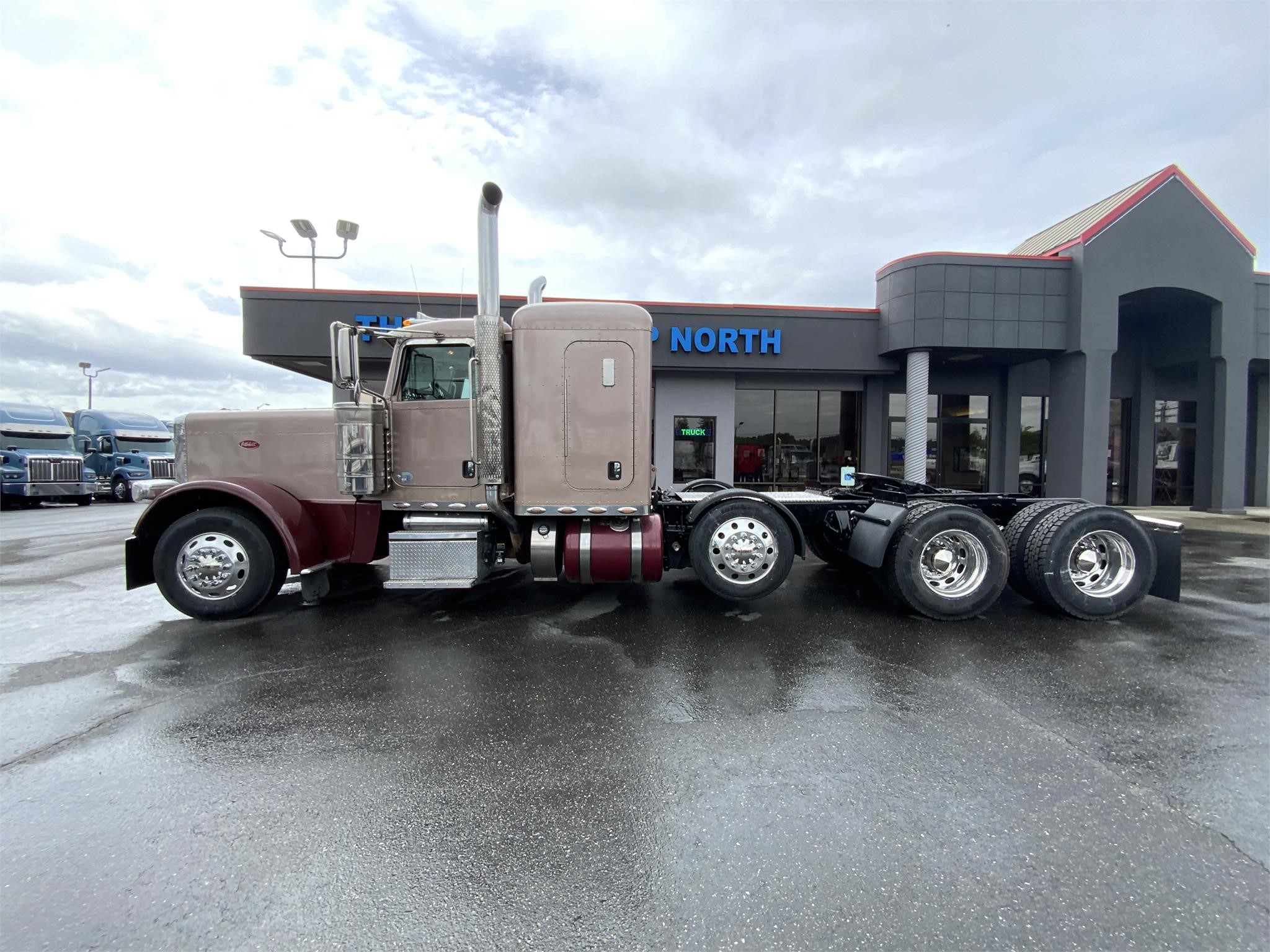 2014 PETERBILT 389 - image 2 of 6