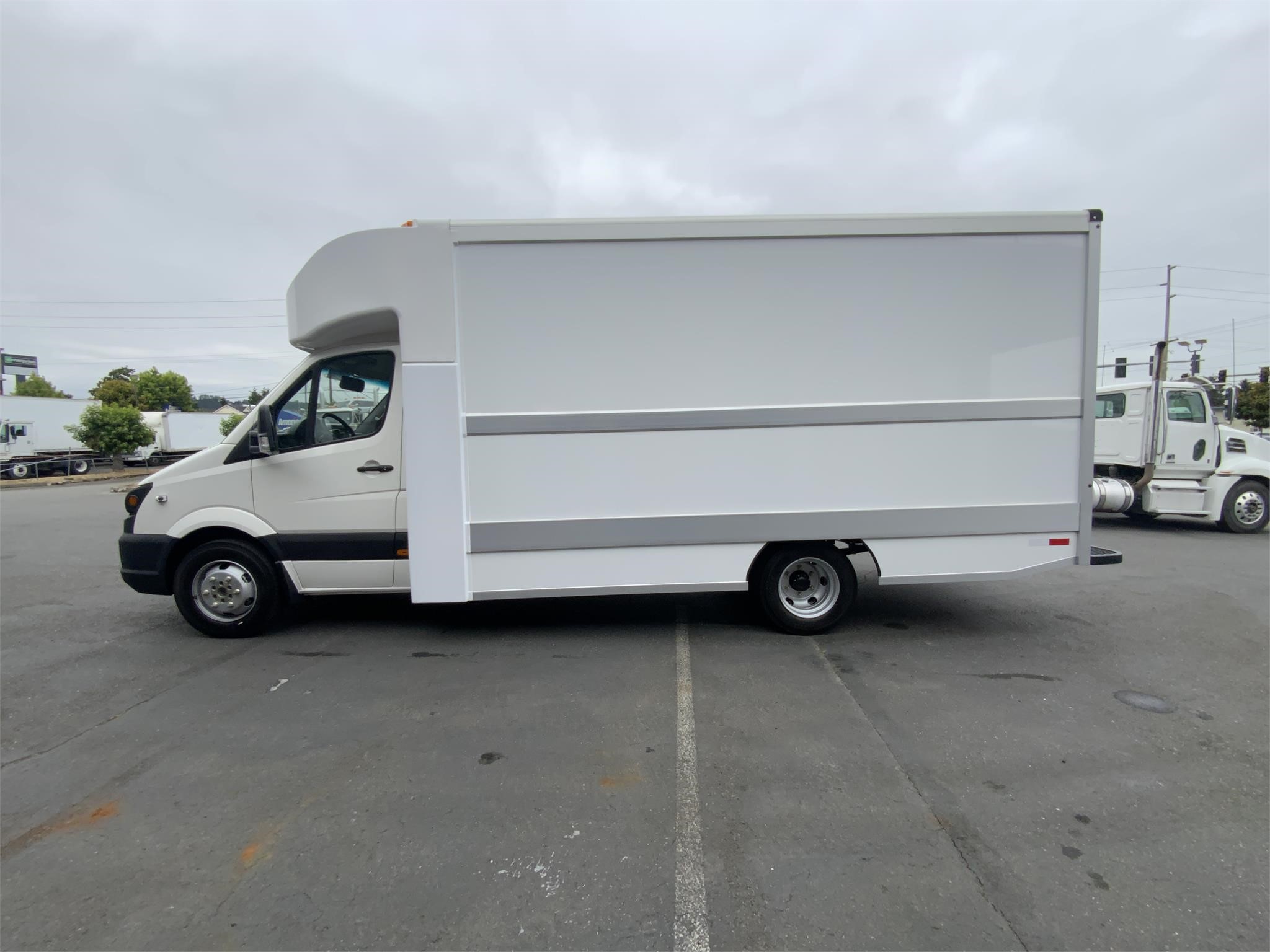 2022 WORKHORSE W750 - image 2 of 6