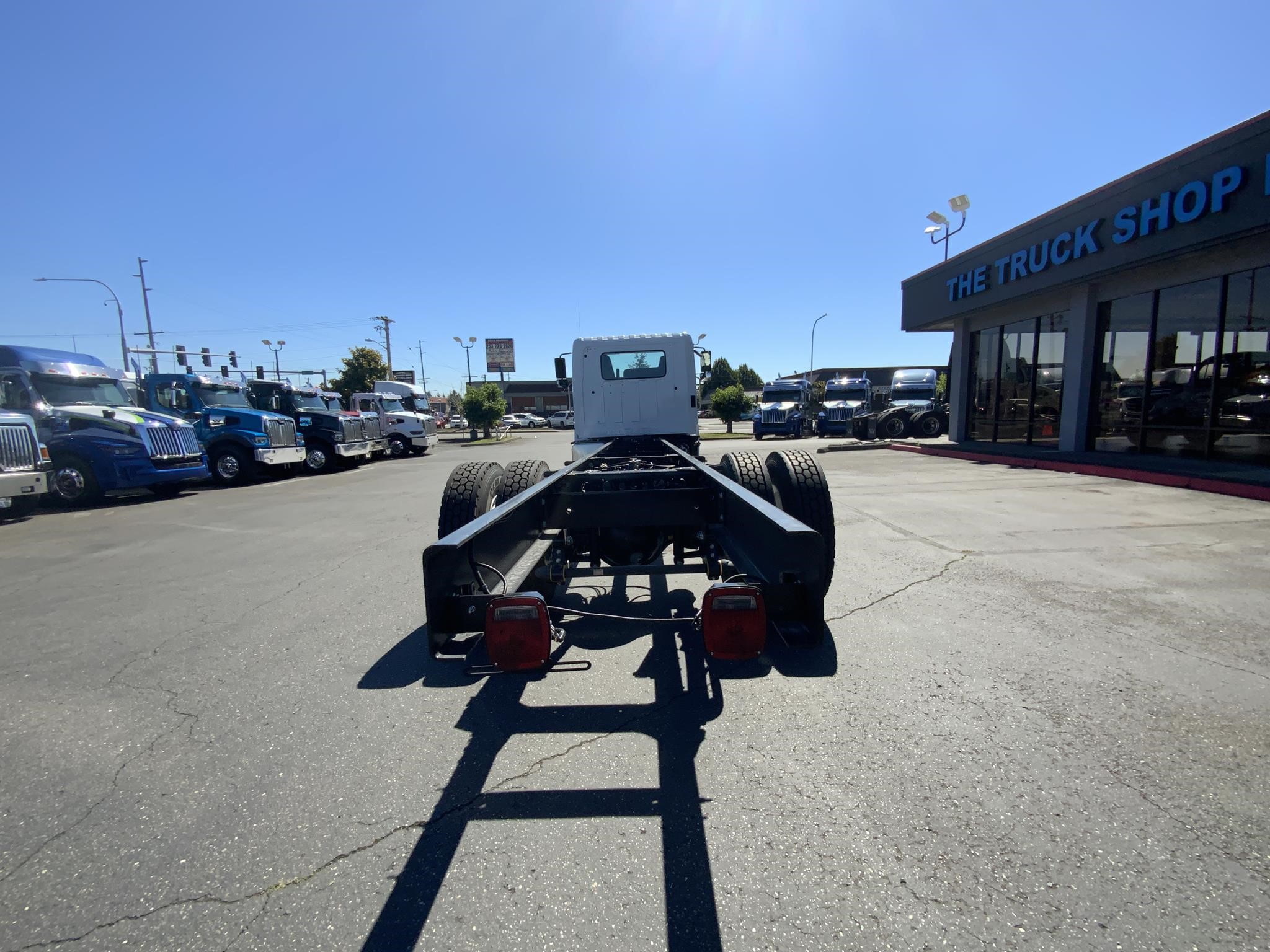 2025 HINO L7 - image 4 of 6